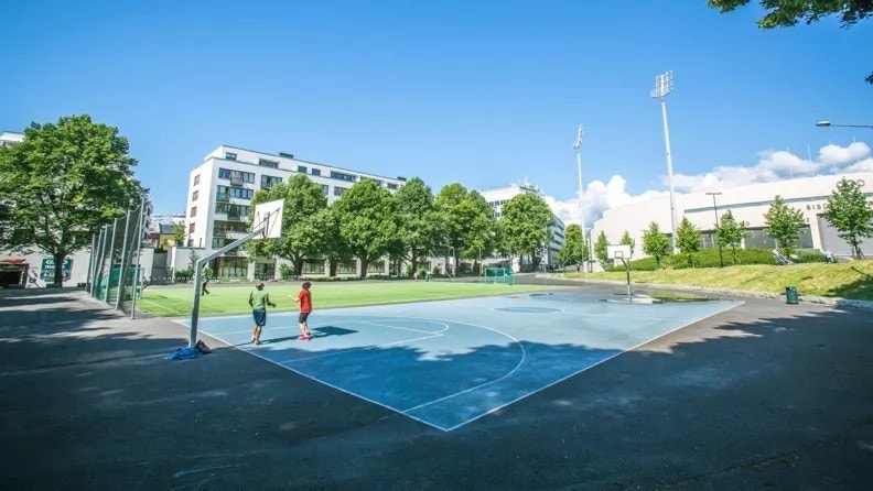 Lille Bislett Idrettsanlegg er kun et steinkast unna (kunstgressbane, basketballbane, ballbinge, idrettslekeplass). Galleribilde