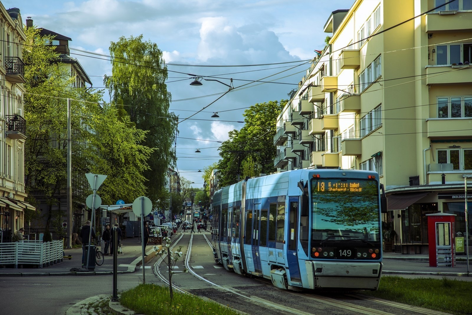 Det er et rikt kollektivtilbud i området, inkludert både buss og trikk med hyppige avganger Galleribilde