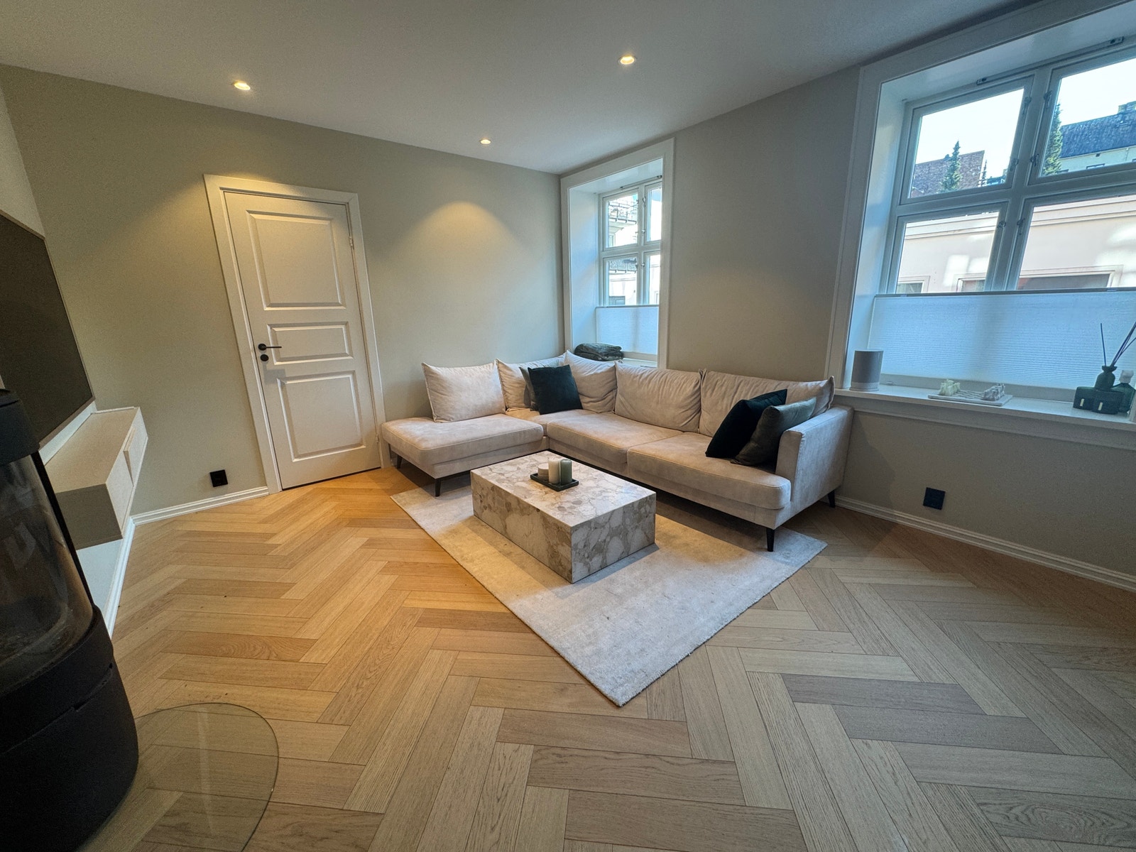Lys og romslig stue med god plass til sofa og annet møblement. Galleribilde