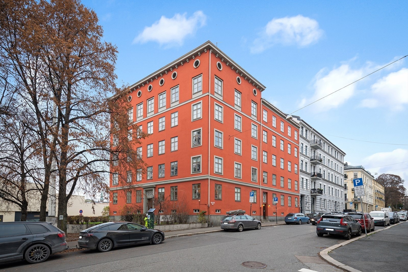 Boligen ligger perfekt til i en klassisk og vernet bygård fra 1929, i en rolig sidegate på Bislett / St. Hanshaugen. Galleribilde