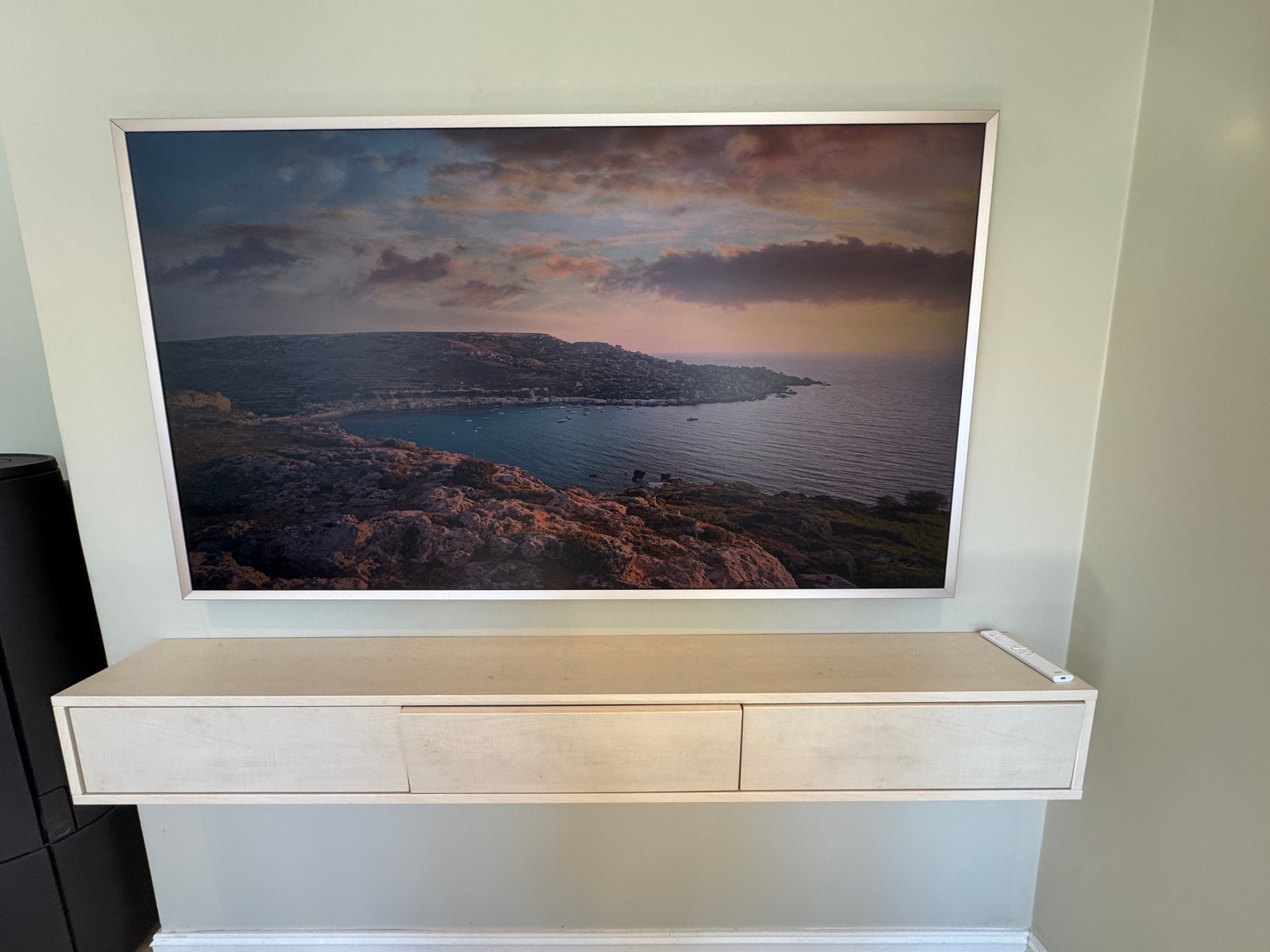 Vegghengt 65" smart-TV fra Samsung The Frame, og vegghengt TV-benk med praktisk oppbevaring. Galleribilde