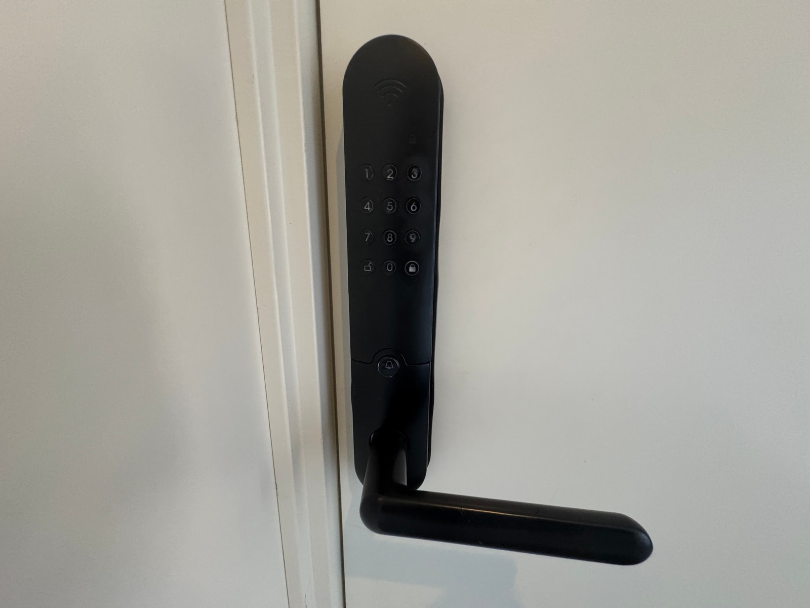 Ny inngangsdør m/ app-styrt Yale Doorman ble montert i forbindelse med totalrenoveringen. Galleribilde