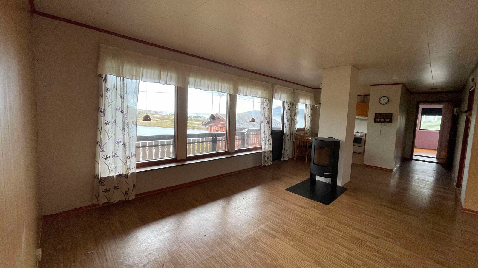 Store vindusflater som slipper inn godt med lys. Vedovn som varmer godt på kalde dager. Galleribilde