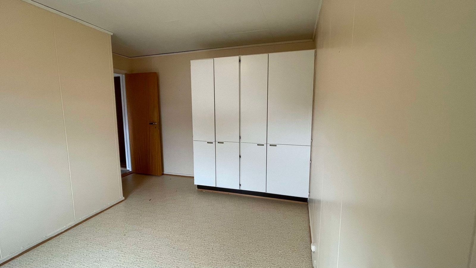 2 romslige soverom. God plass til dobbeltseng, og godt med skapplass Galleribilde