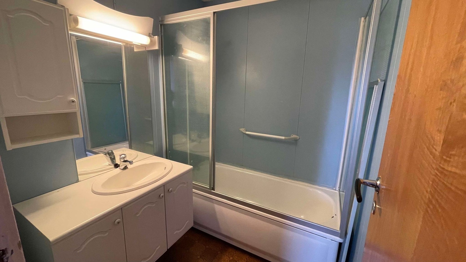 Bad med badekar og dusjmuligheter. Eget toalettrom. Galleribilde