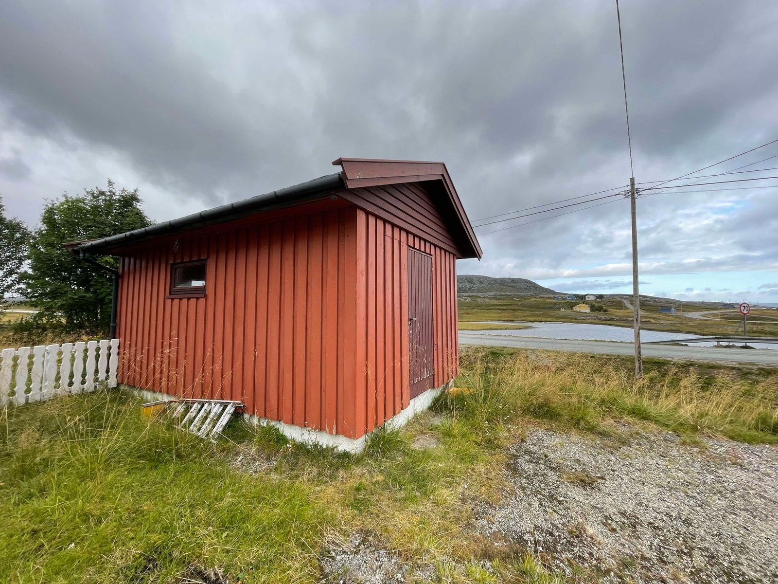 Utvendig bod med god lagringsplass, og stor åpning som gir plass til å kjøre inn snøscooter. Galleribilde