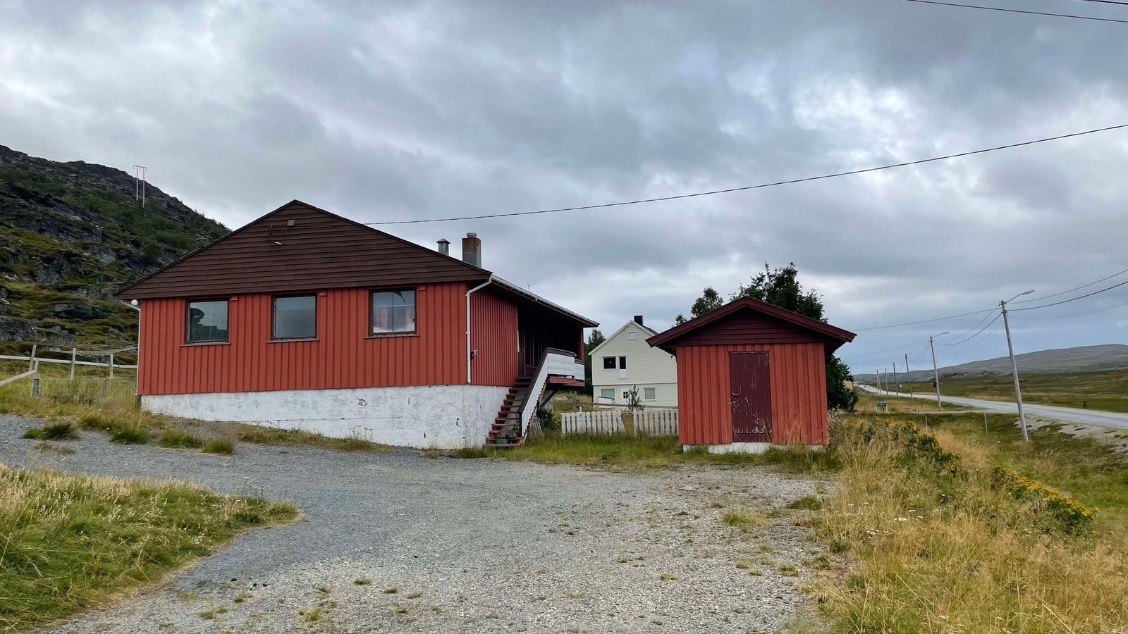 God parkeringsplass utenfor, med plass til flere biler. Galleribilde