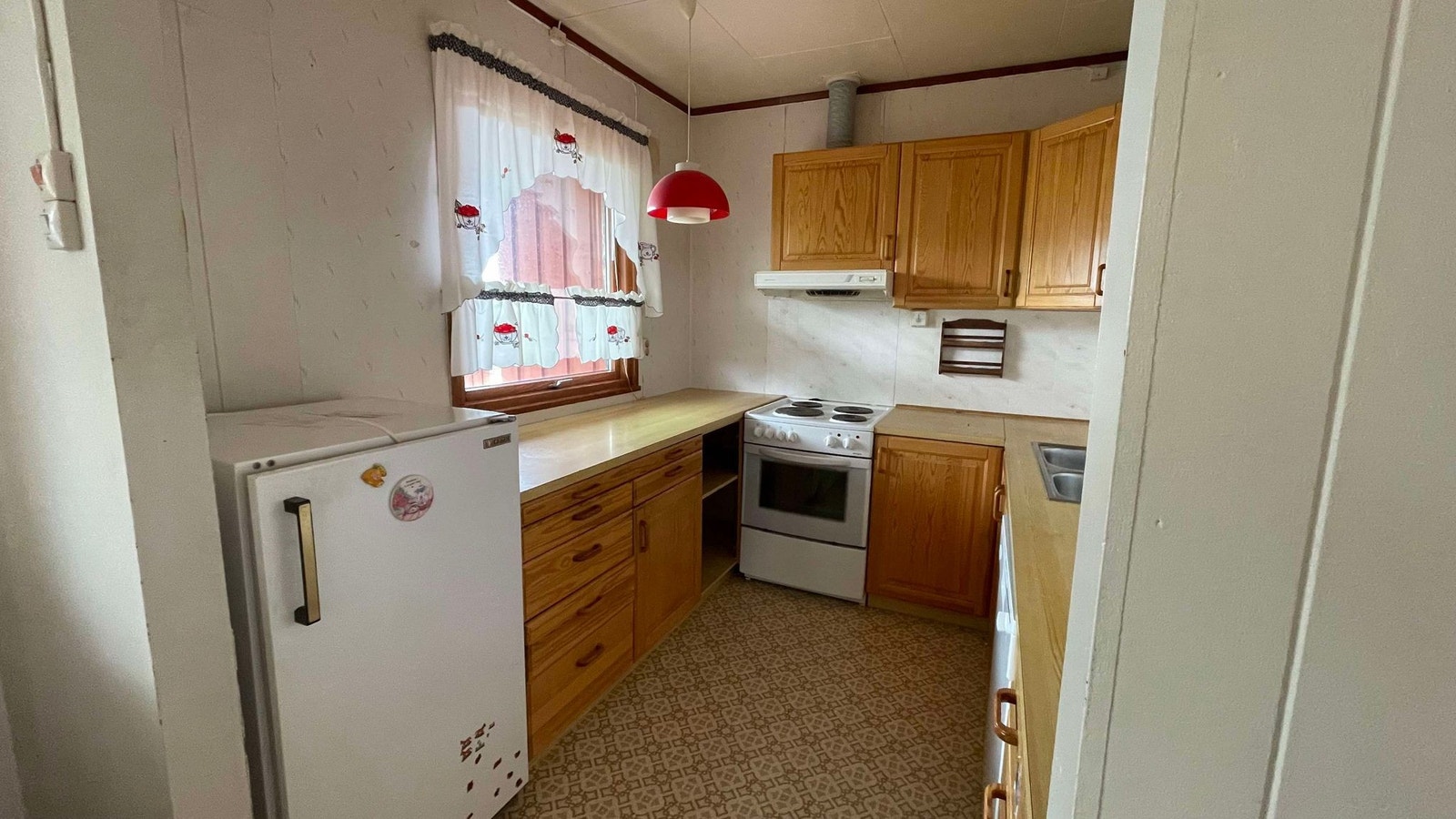 Kjøkken med hvitevarer og godt med skapplass Galleribilde