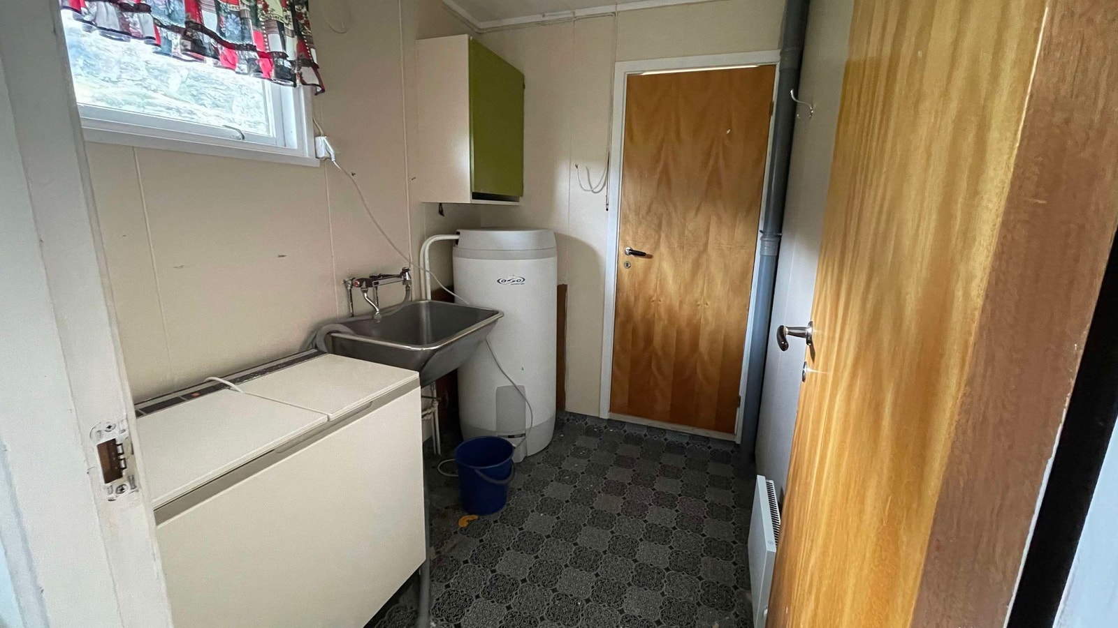 Vaskerom med god plass til vaskemaskin ol. Galleribilde