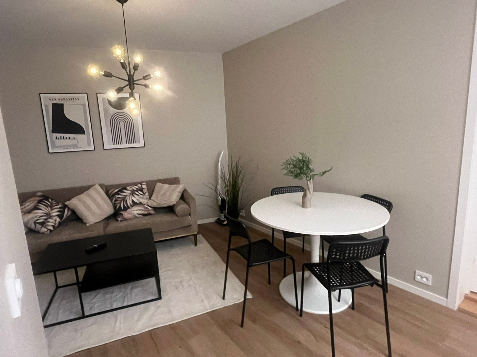 Møblert Galleribilde