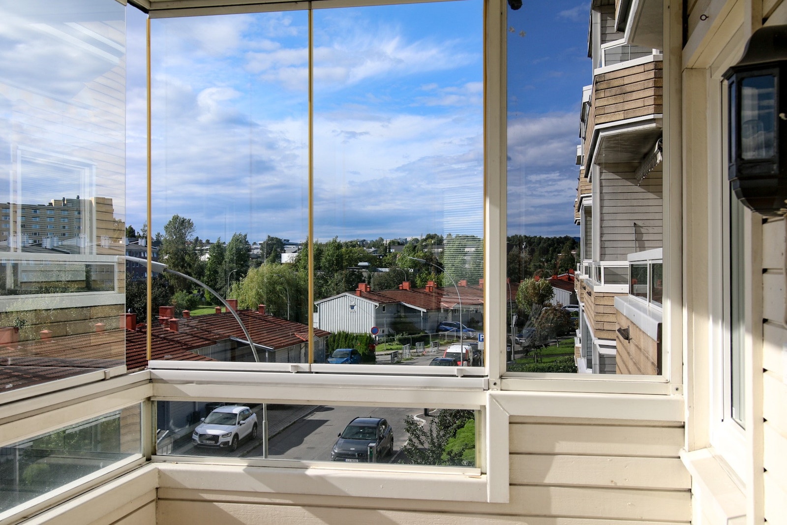 - Sydvestvendt innglasset balkong med fin utsikt ut mot
nærområdet Galleribilde