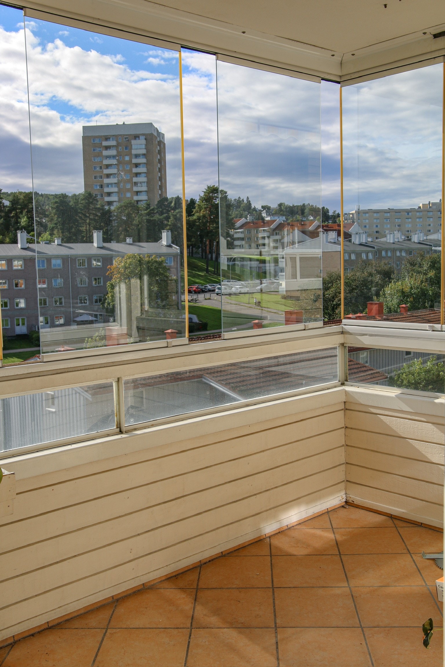 - Usjenert innglasset balkong og supre solforhold Galleribilde