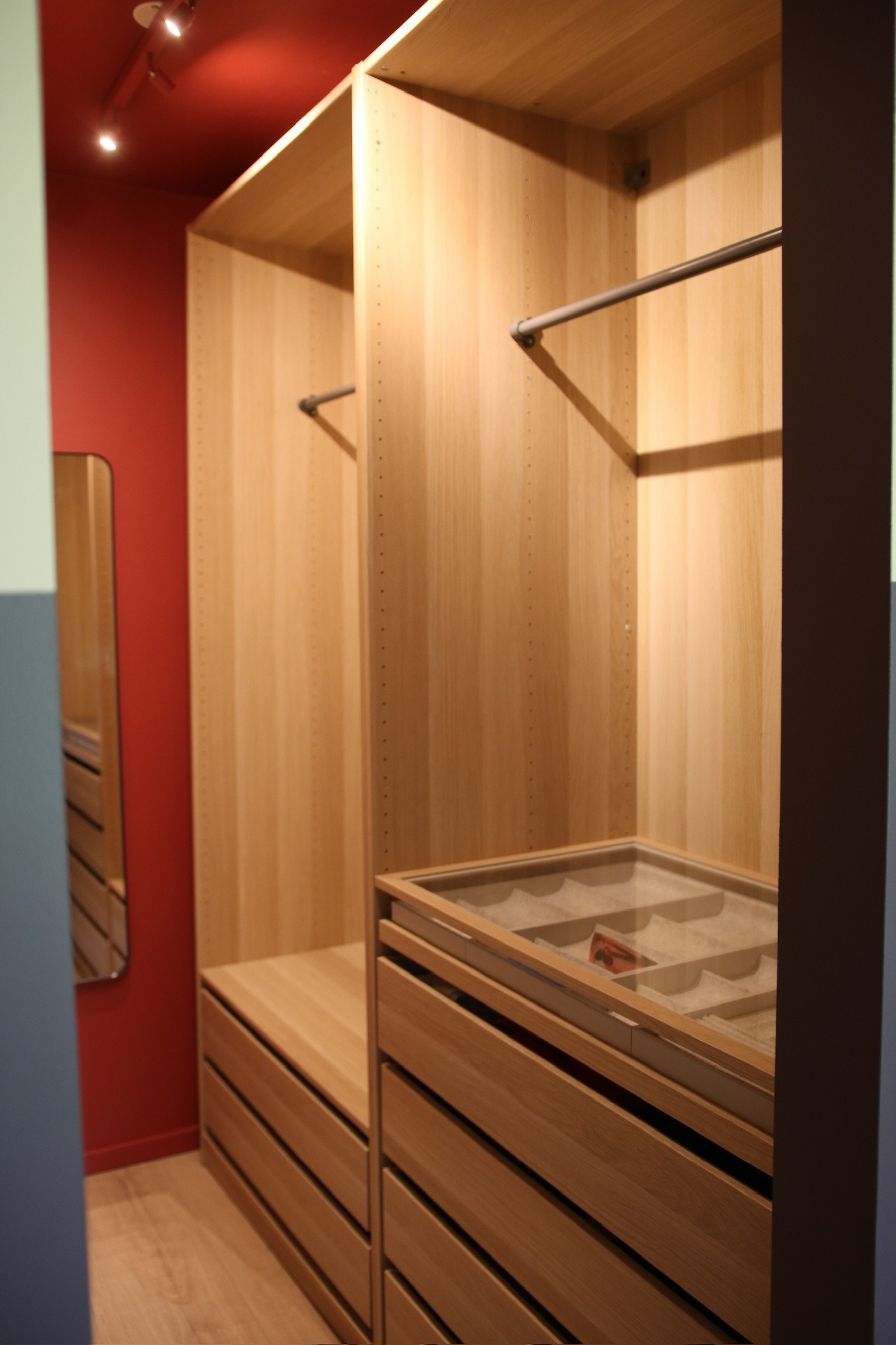 Walk-in closet til hovedsoverom Galleribilde