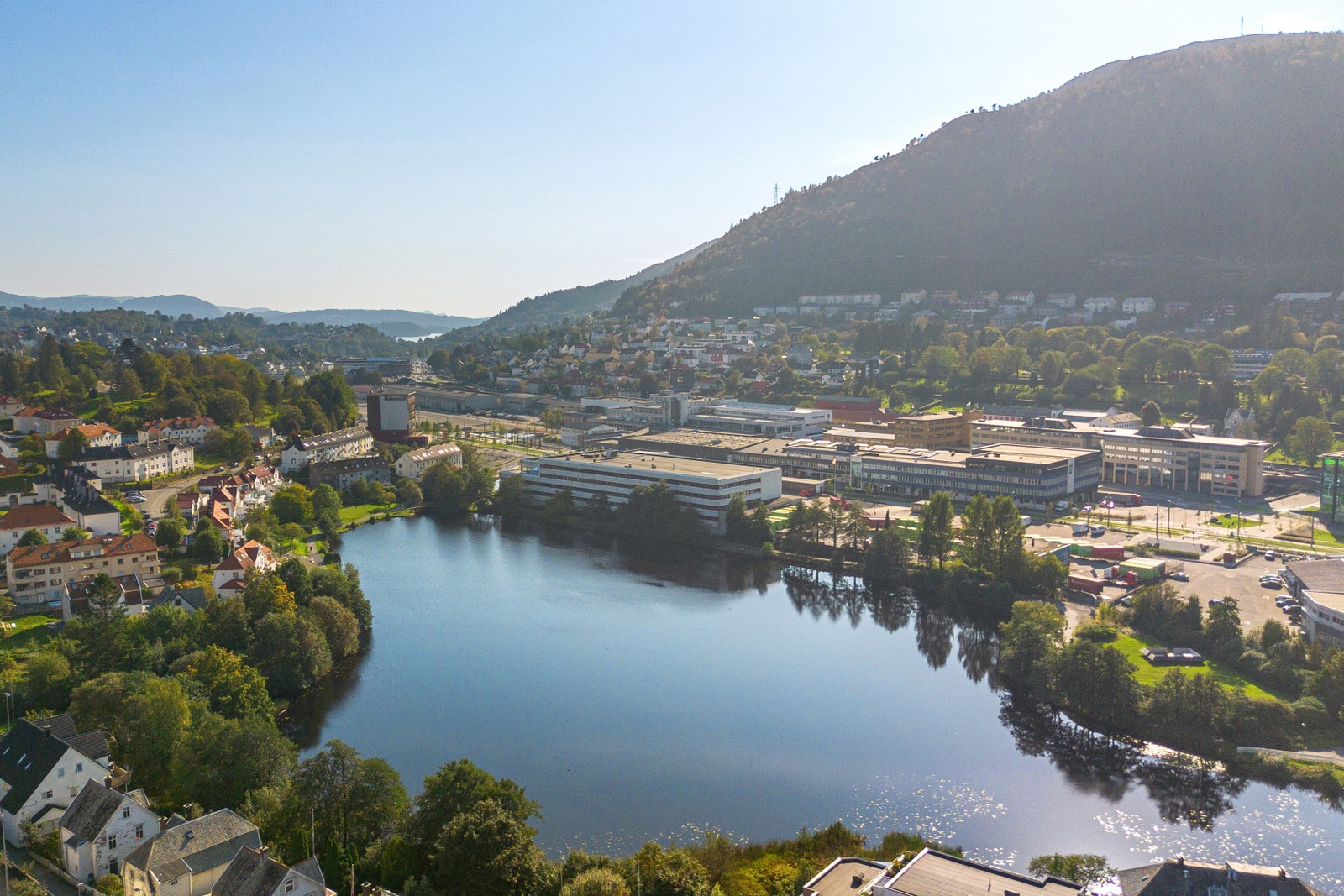 Solheimsvannet, en innsjø mellom Fabrikkgaten og Minde. Langs breddene er det parkanlegg med gang- og sykkelstier; Galleribilde