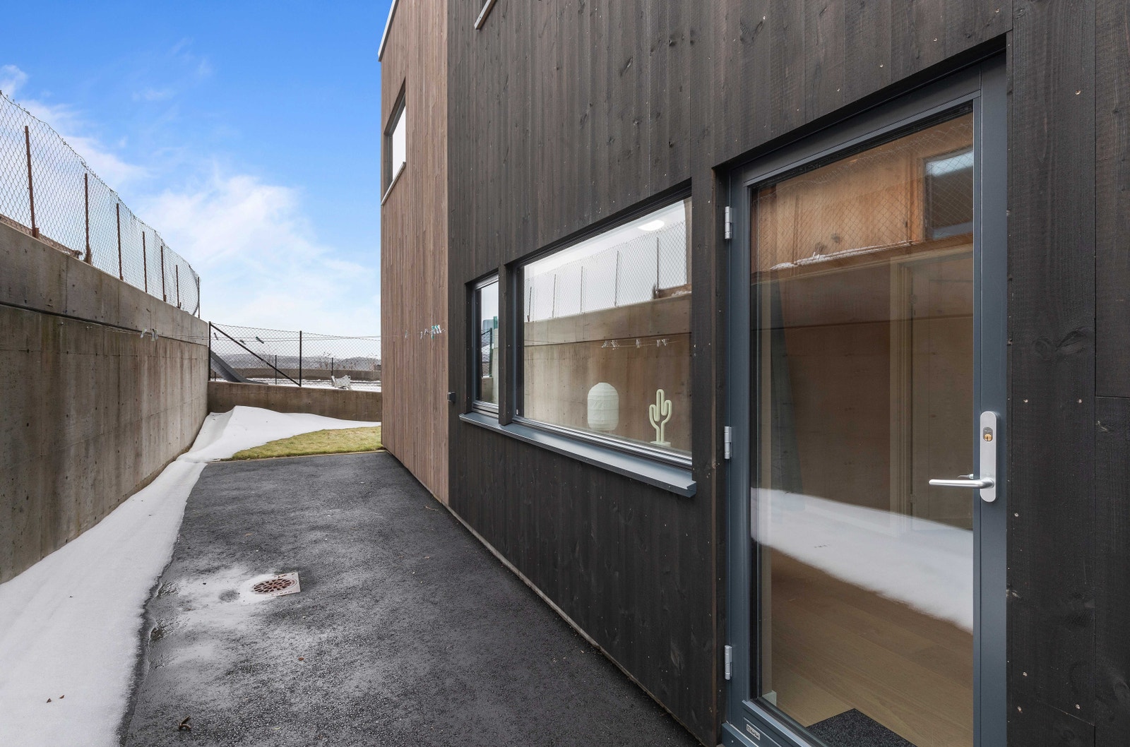 Privat inngang bak huset Galleribilde