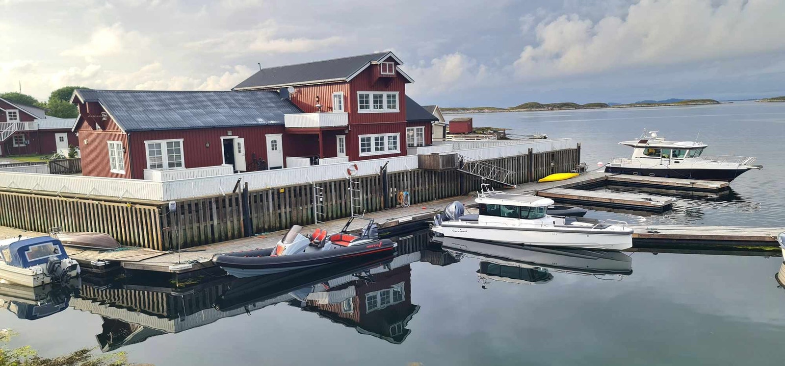 Seløy brygge sett fra avstand. Leiligheten i 2. etg. med hvit altan Galleribilde