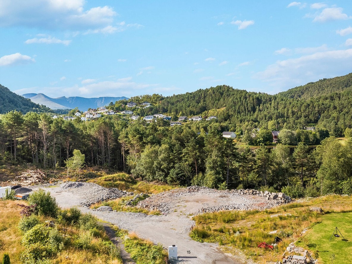 Dronebilde av tomten før felling av skog ned mot Raudåvatnet. Galleribilde