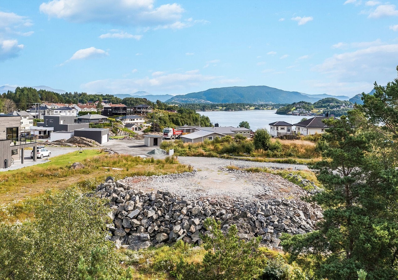 Dronebilde av tomten sett fra vest før felling av skog ned mot Raudåvatnet. Galleribilde