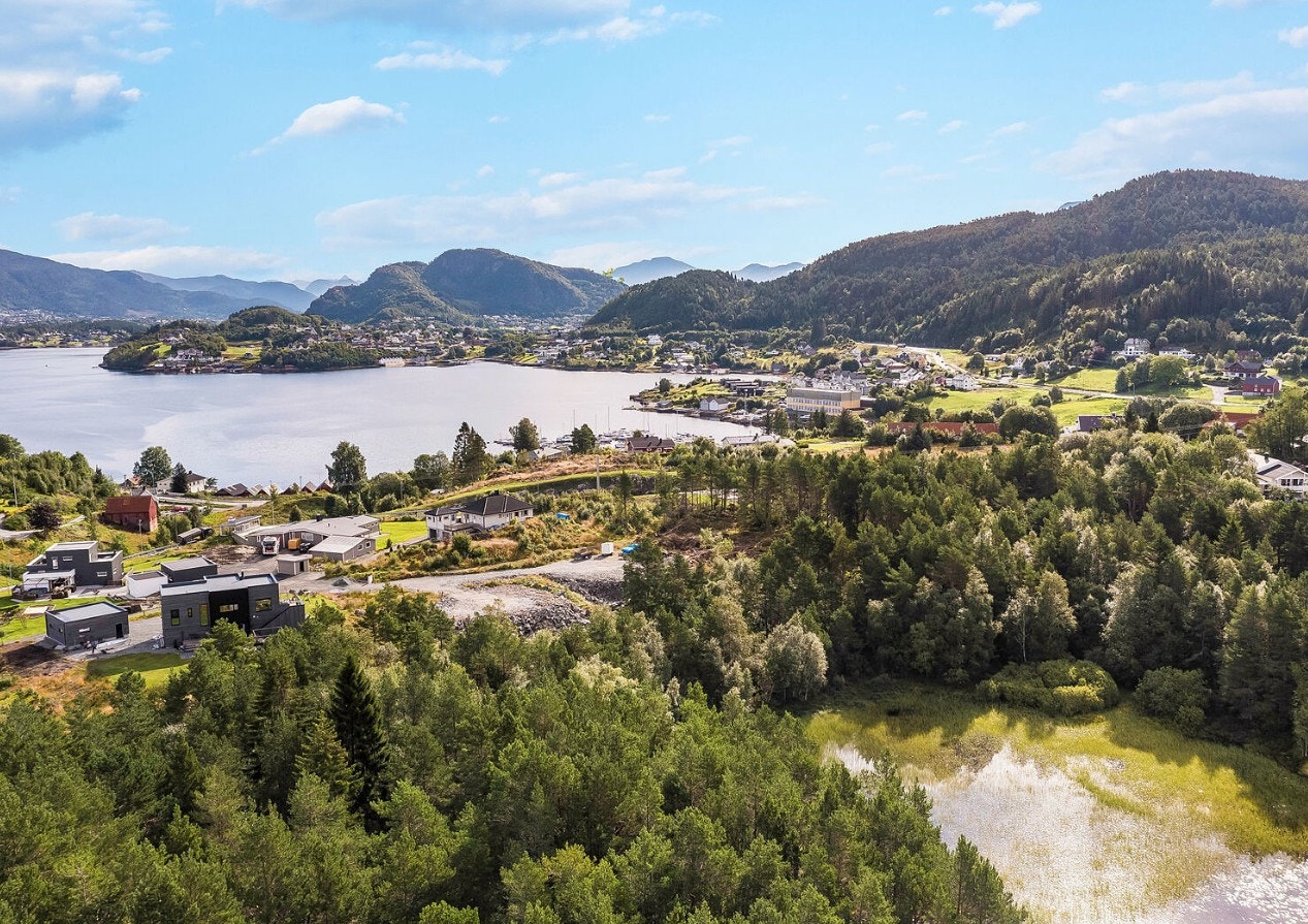 Dronebilde av tomten sett fra vest. Meget gode solforhold. Galleribilde