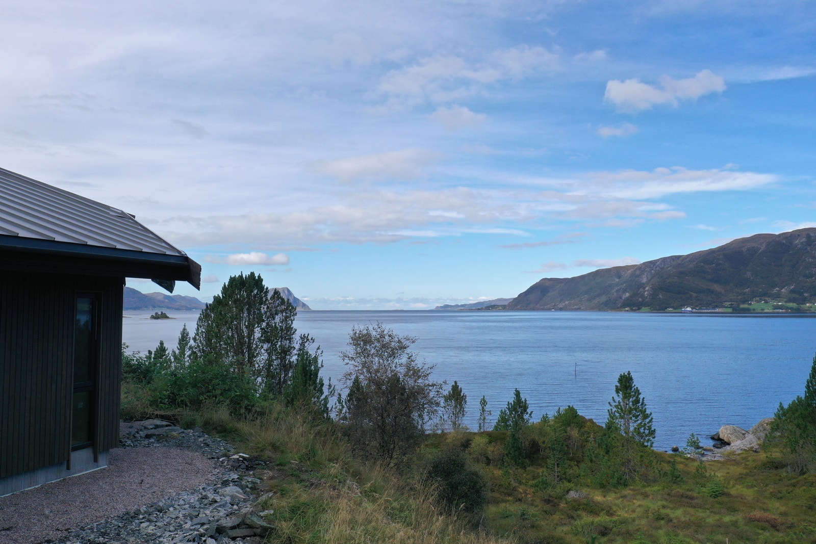 Fra hytta har du fantastisk utsikt ut Vanylvsfjorden Galleribilde