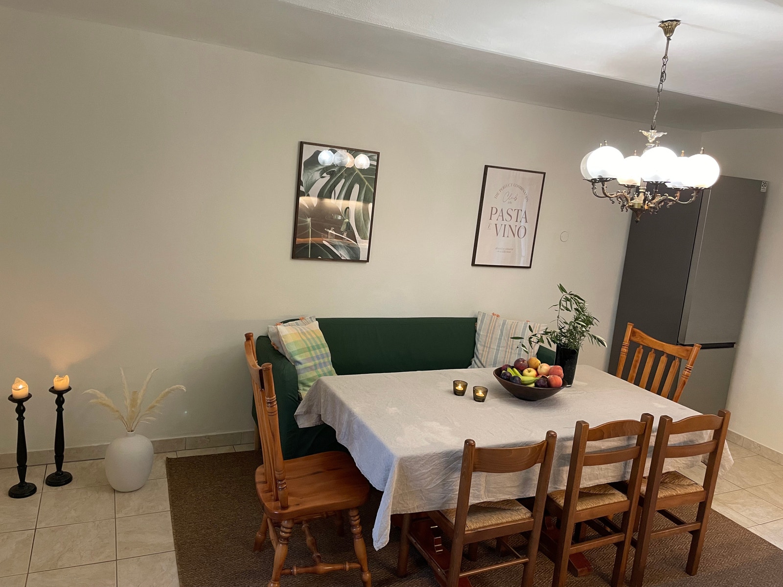 Hyggelig spisekrok med spisesofa. Galleribilde