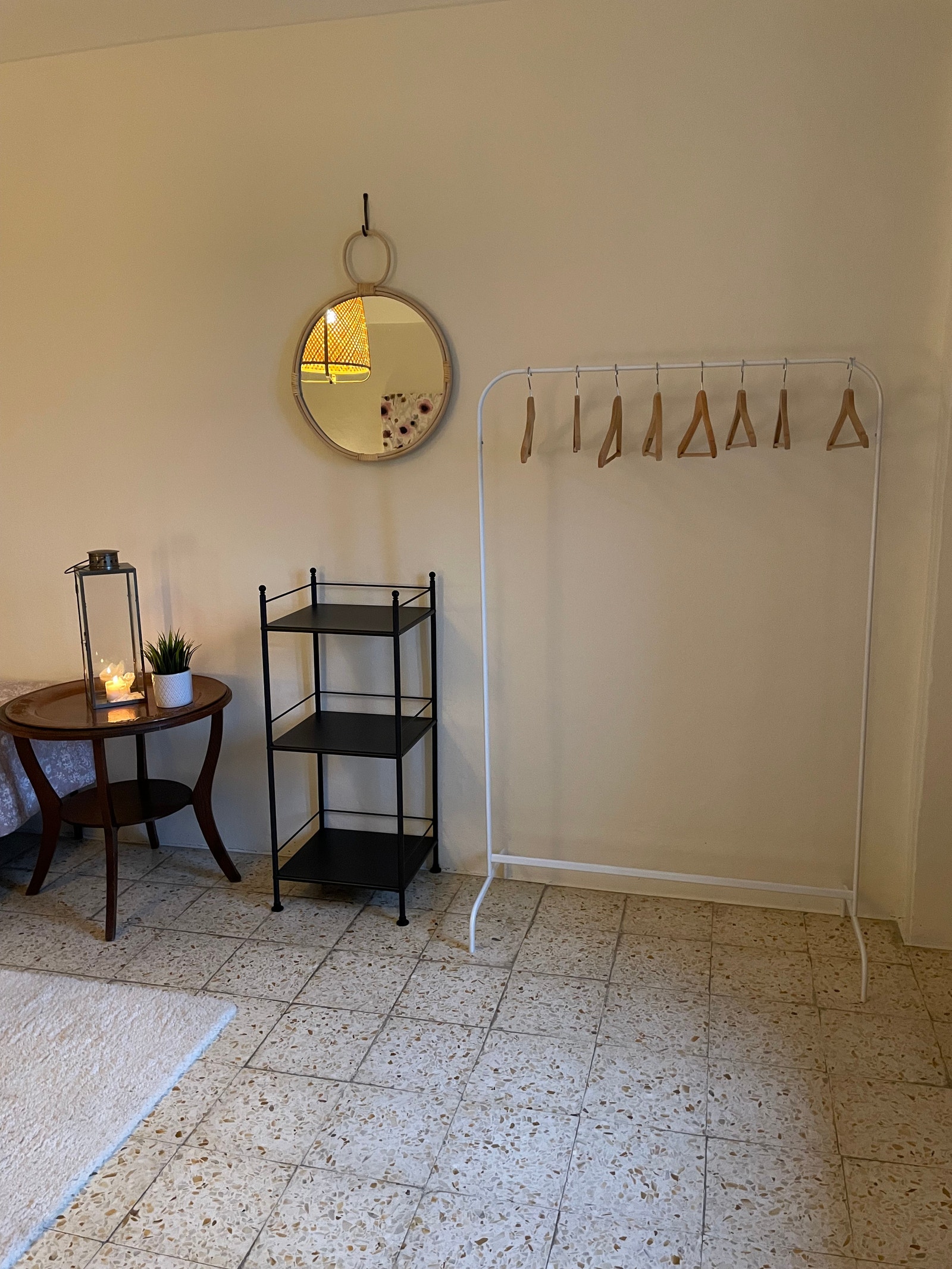 Soverom 1- god plass til å henge og legge fra seg tøy og sette toalettsaker. Galleribilde