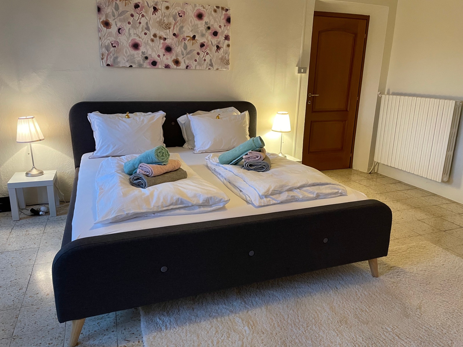 Soverom 1 i 2. etasje med stor kingsize dobbeltseng (180X200) Soverommet er stort og luftig med fin utsikt rett ut mot bassengområdet! Galleribilde