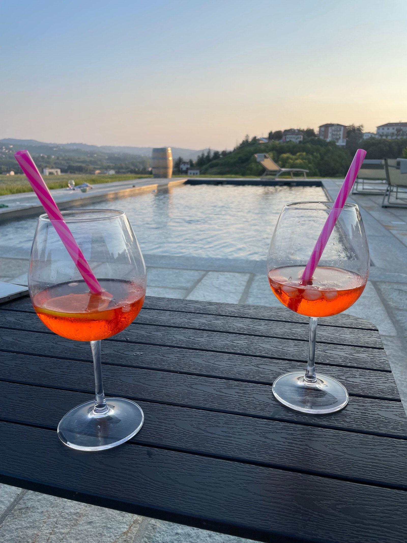 En deilig sommerdrink by the pool Galleribilde