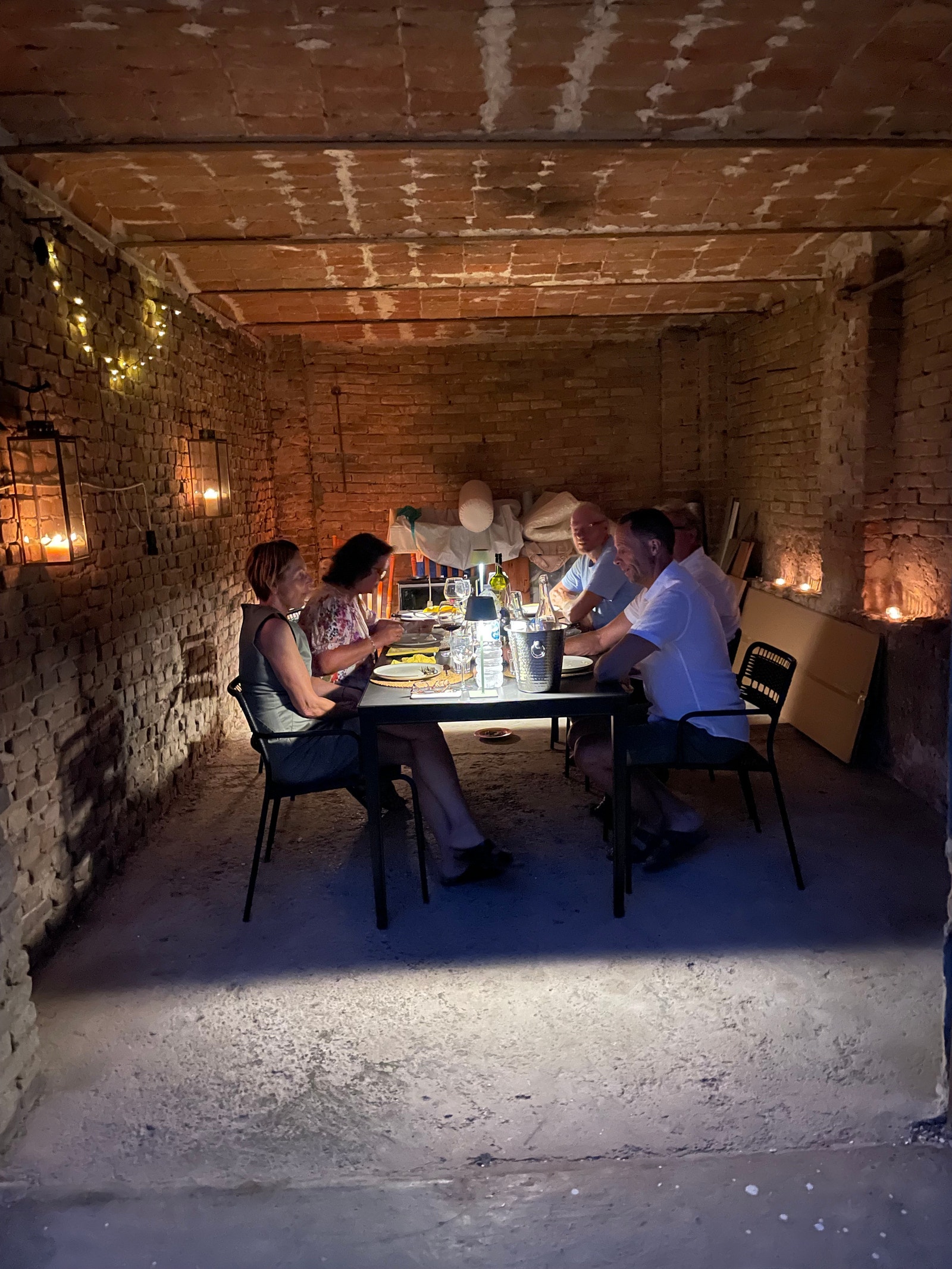 Hyggelig «uteplass» i det gamle magasinet. Fint på våte eller kalde dager. Galleribilde