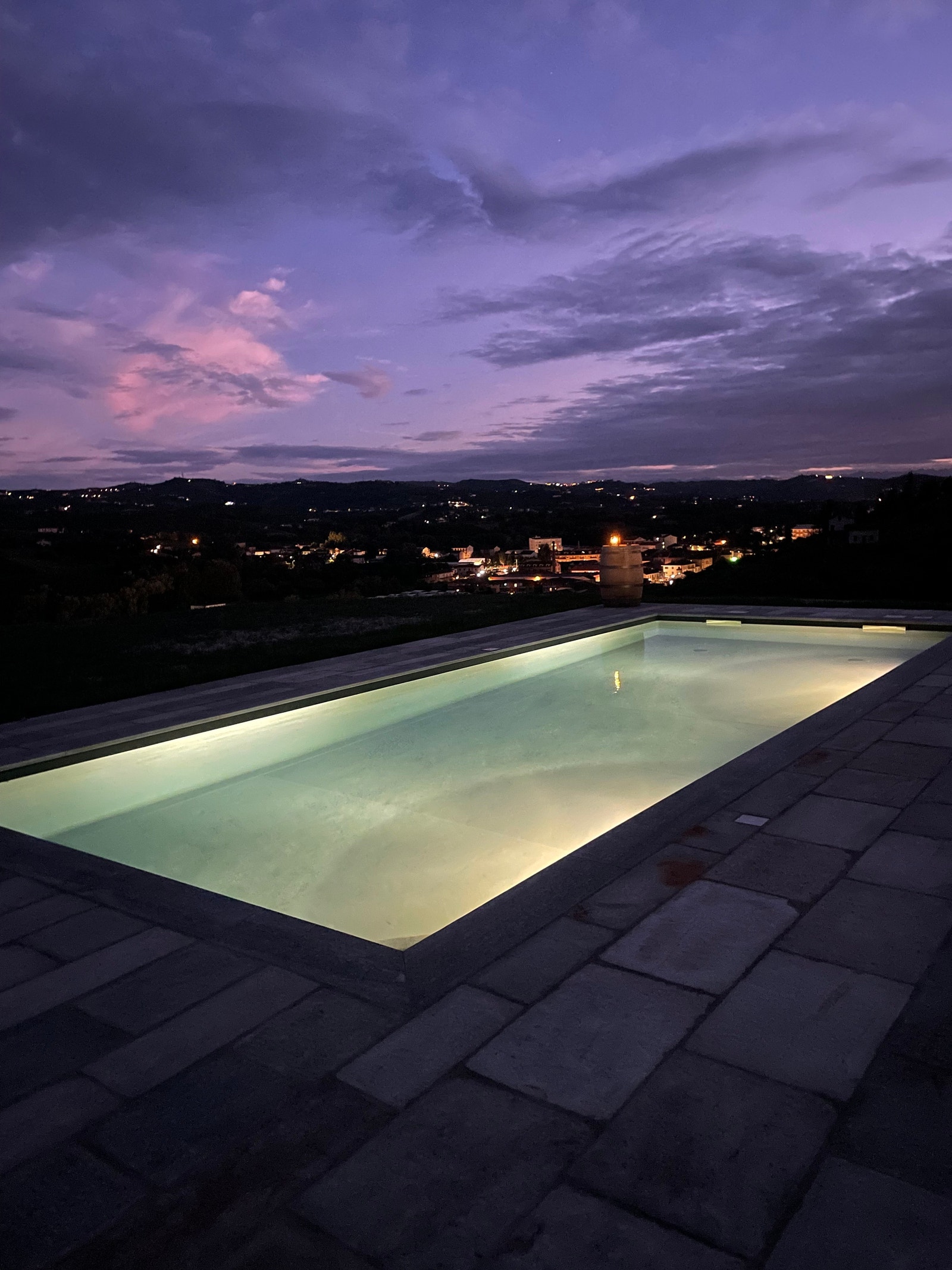 Pool by night Galleribilde