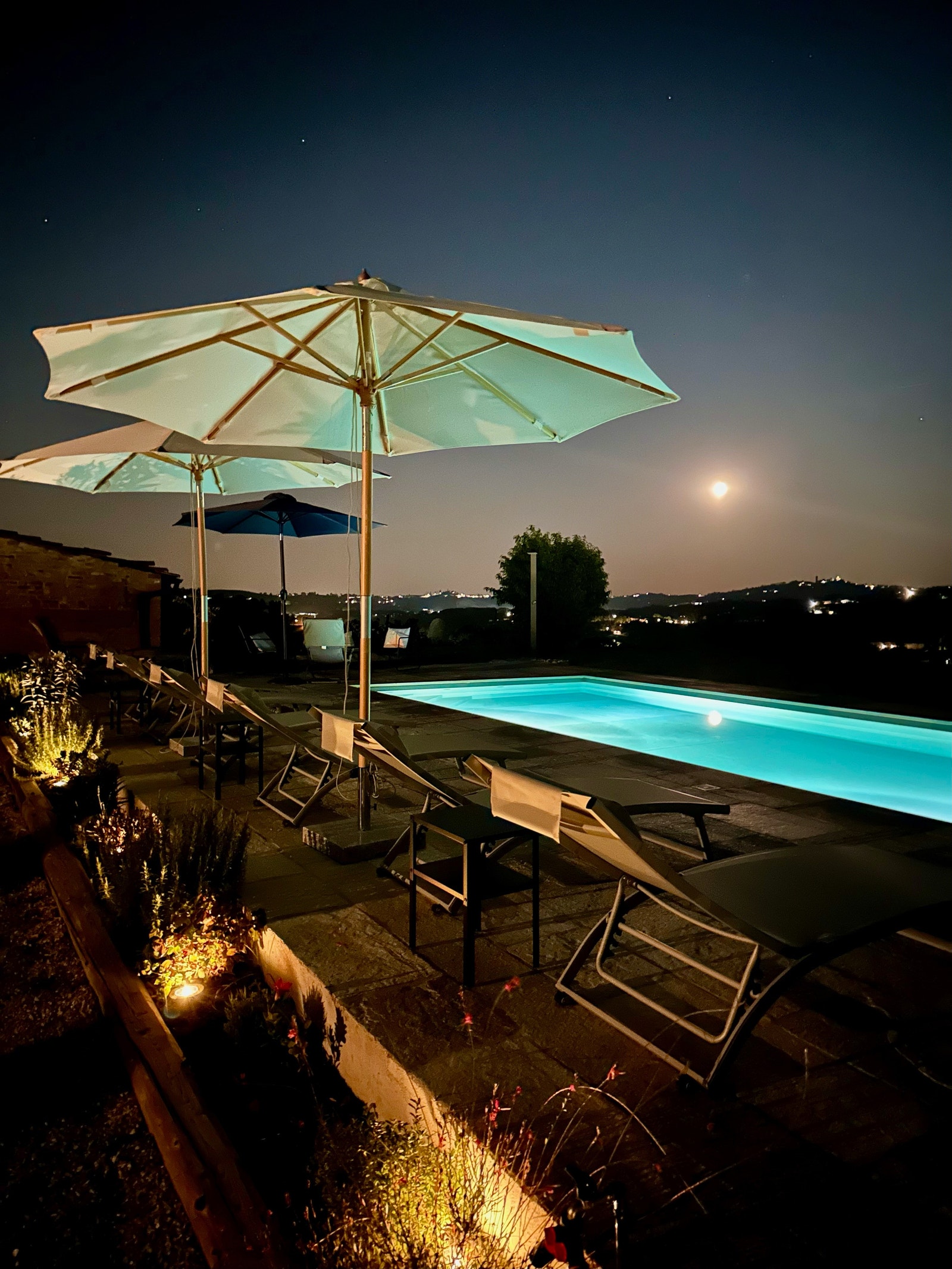 Pool by night Galleribilde