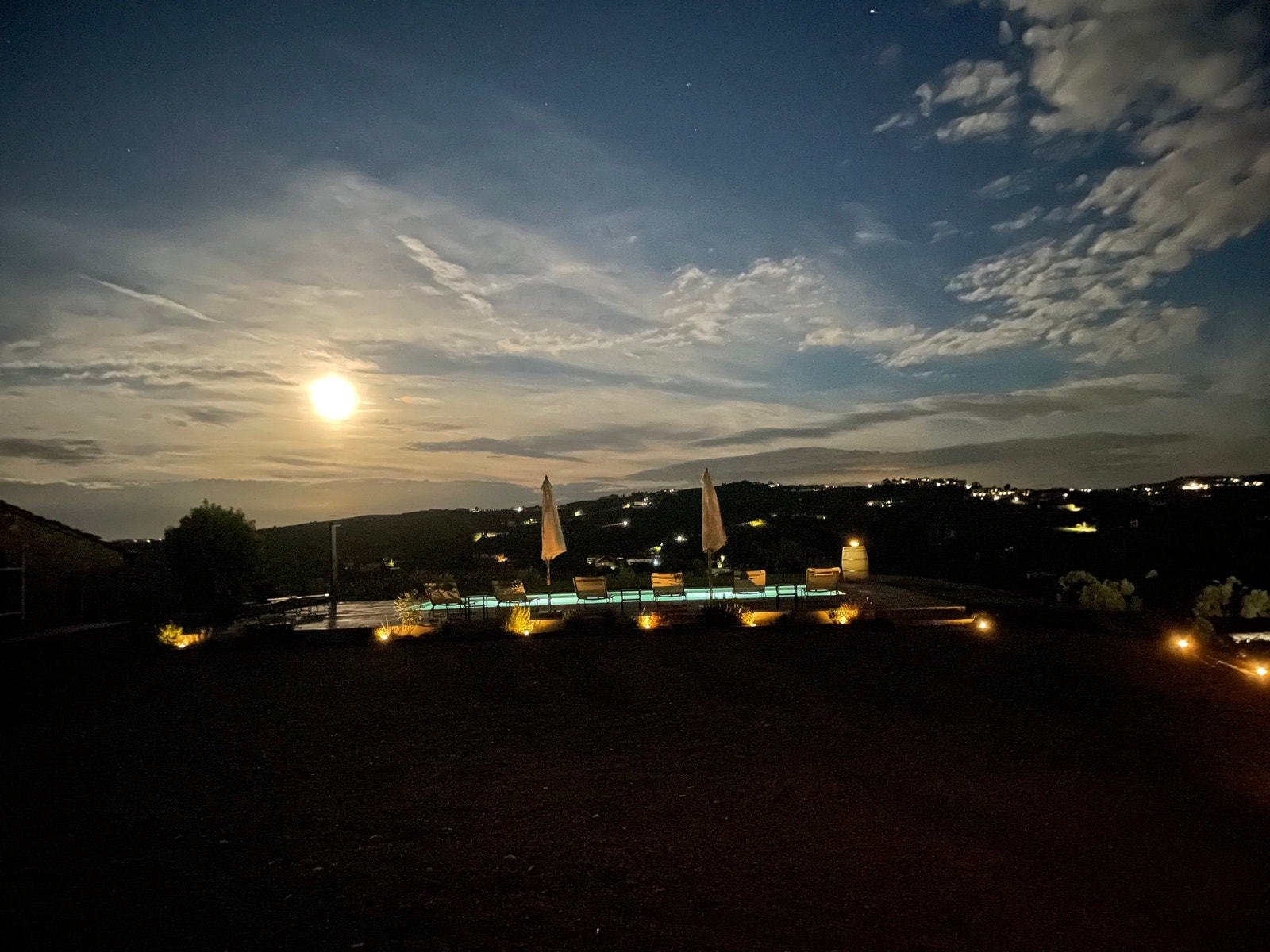 Fullmåne over poolen Galleribilde