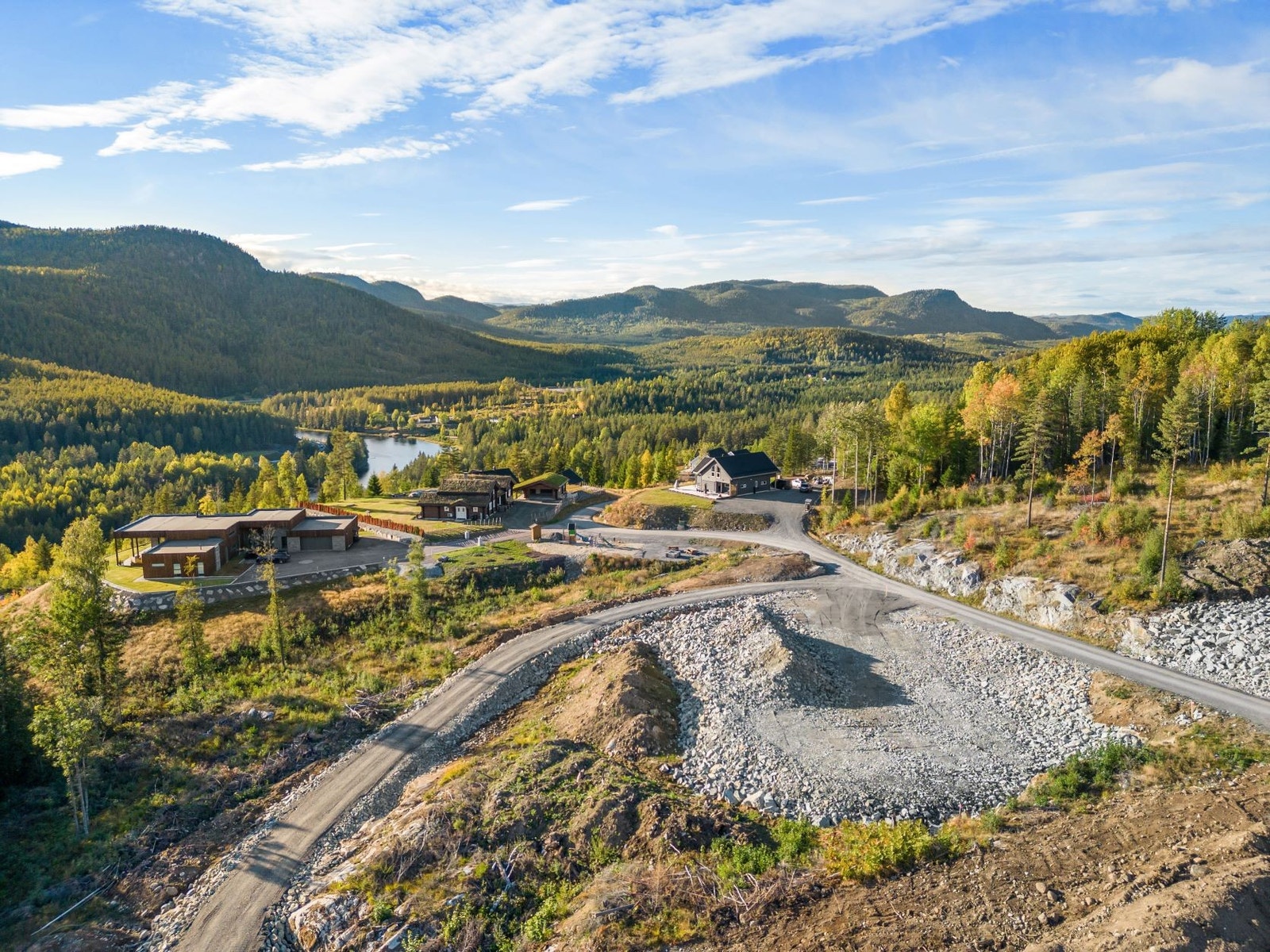 Stor solrik tomt med utsikt. Galleribilde