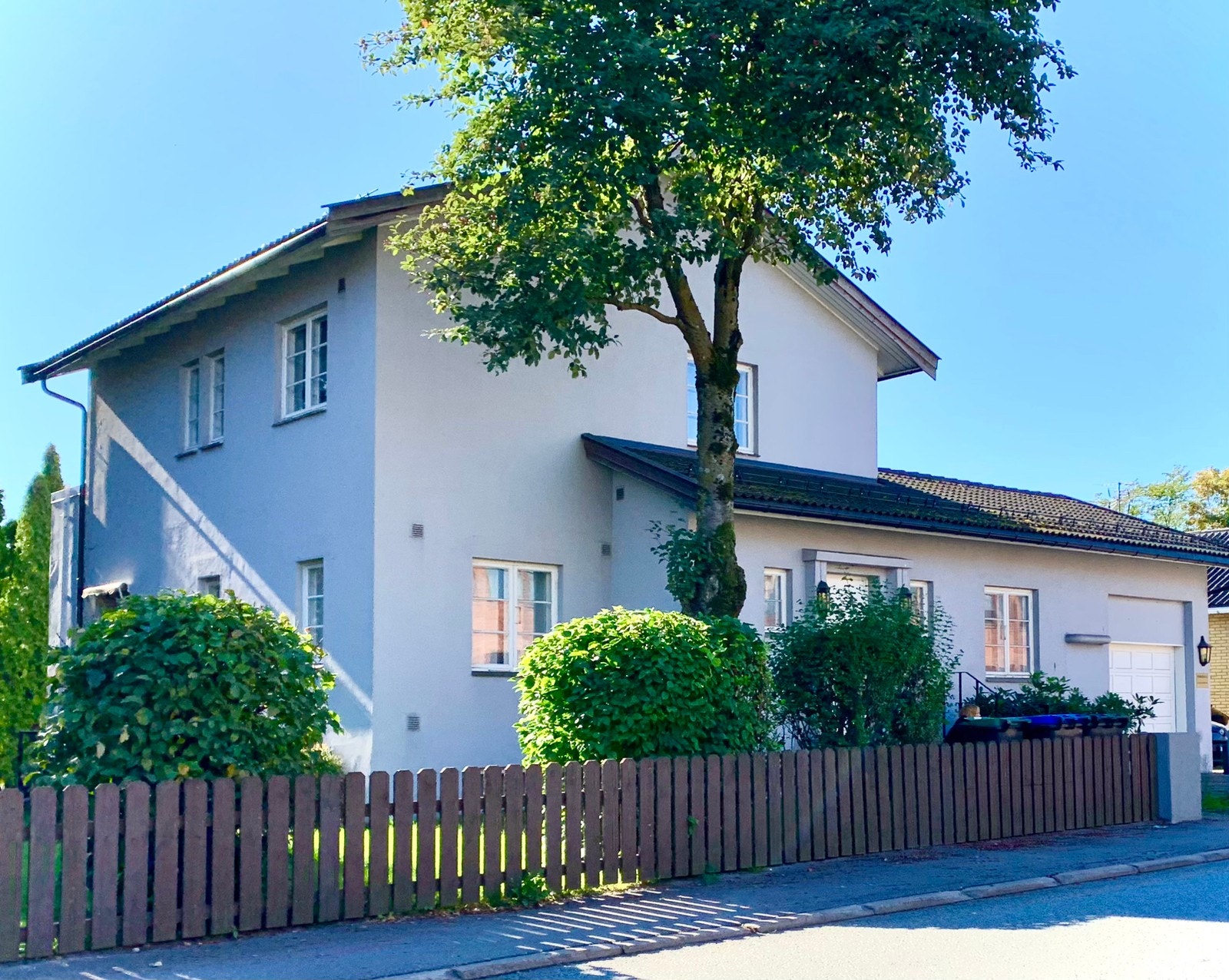 Huset sett fra veien Galleribilde
