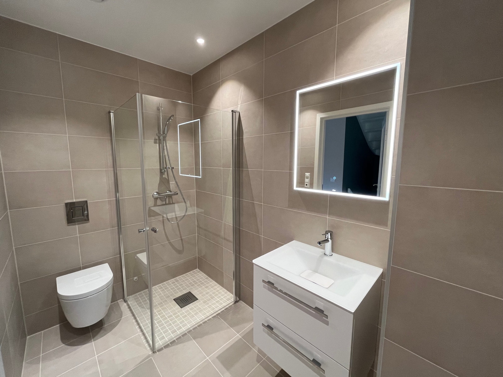 Moderne og lyst bad i andre etasje. Galleribilde