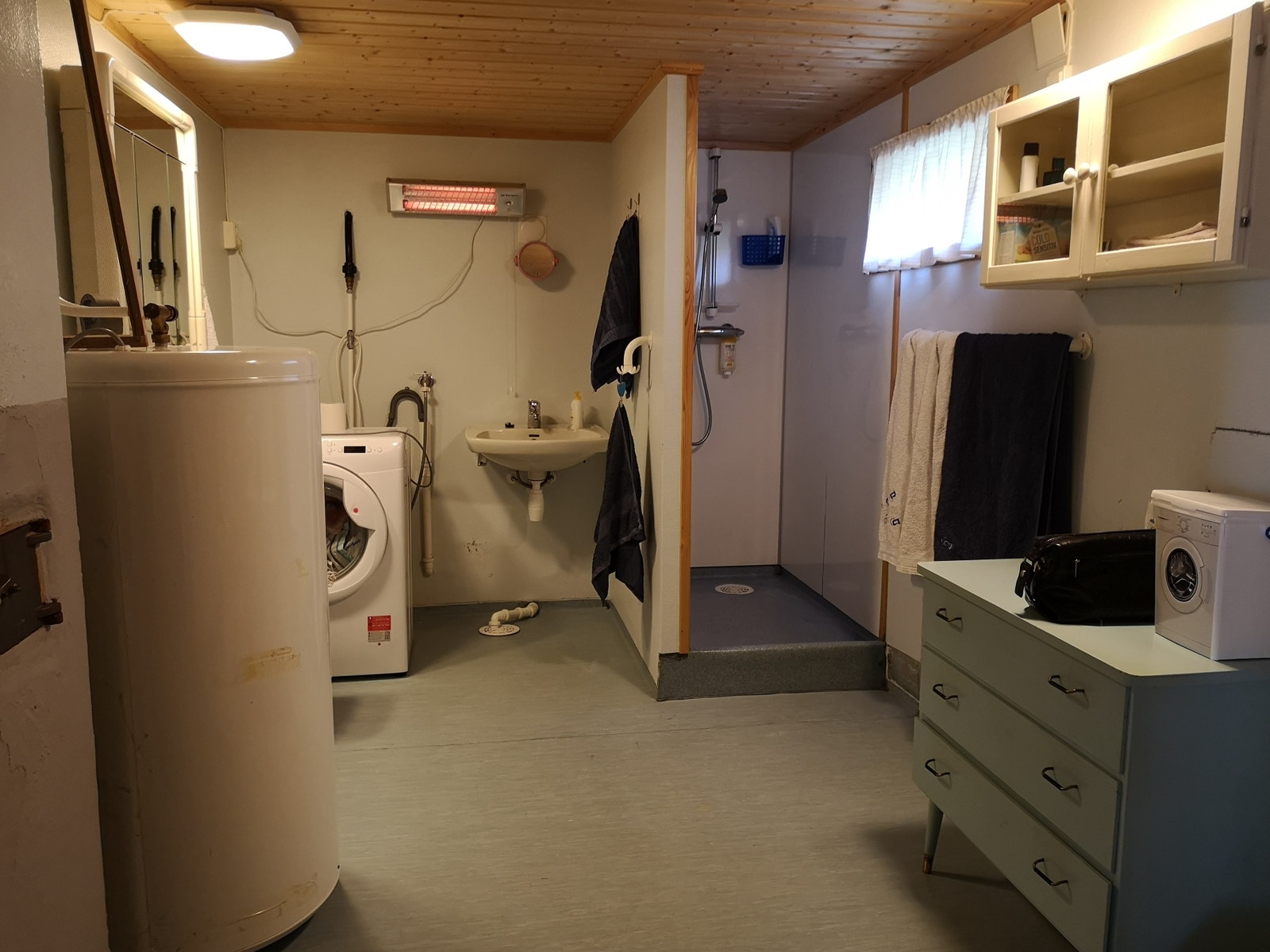 Dusj/vaskerom/toalett i kjeller. Galleribilde