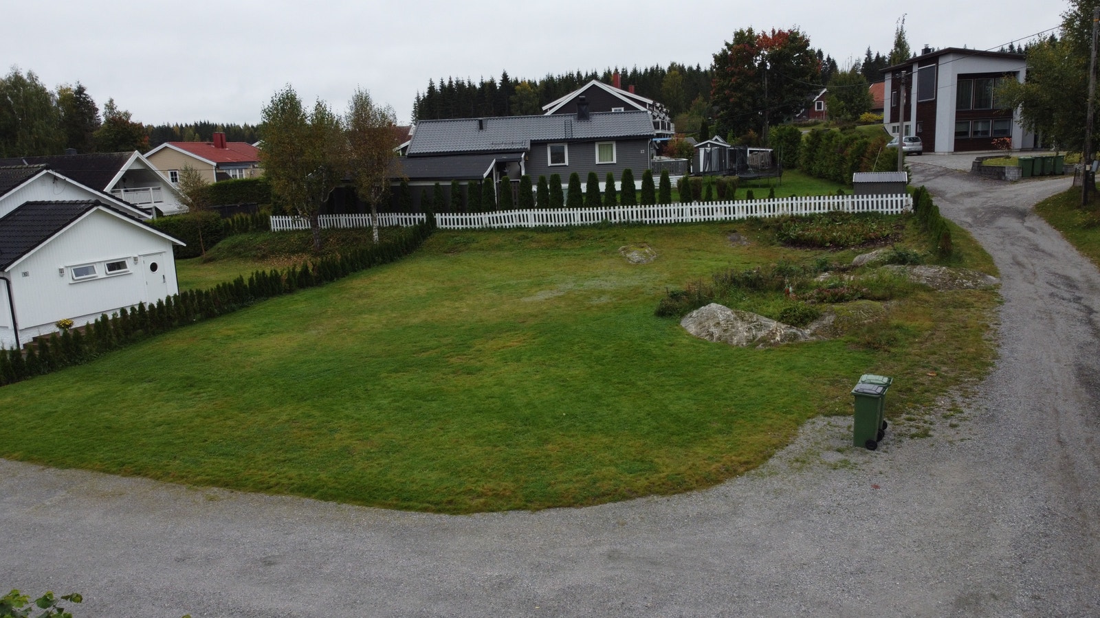 Dronebilde av tomten tatt i fra nord, nord/vest Galleribilde