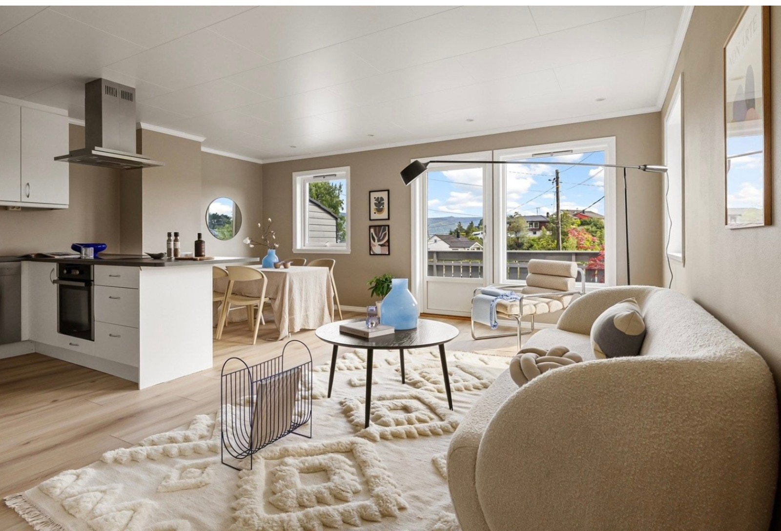 Romslig stue i lys innredning Galleribilde