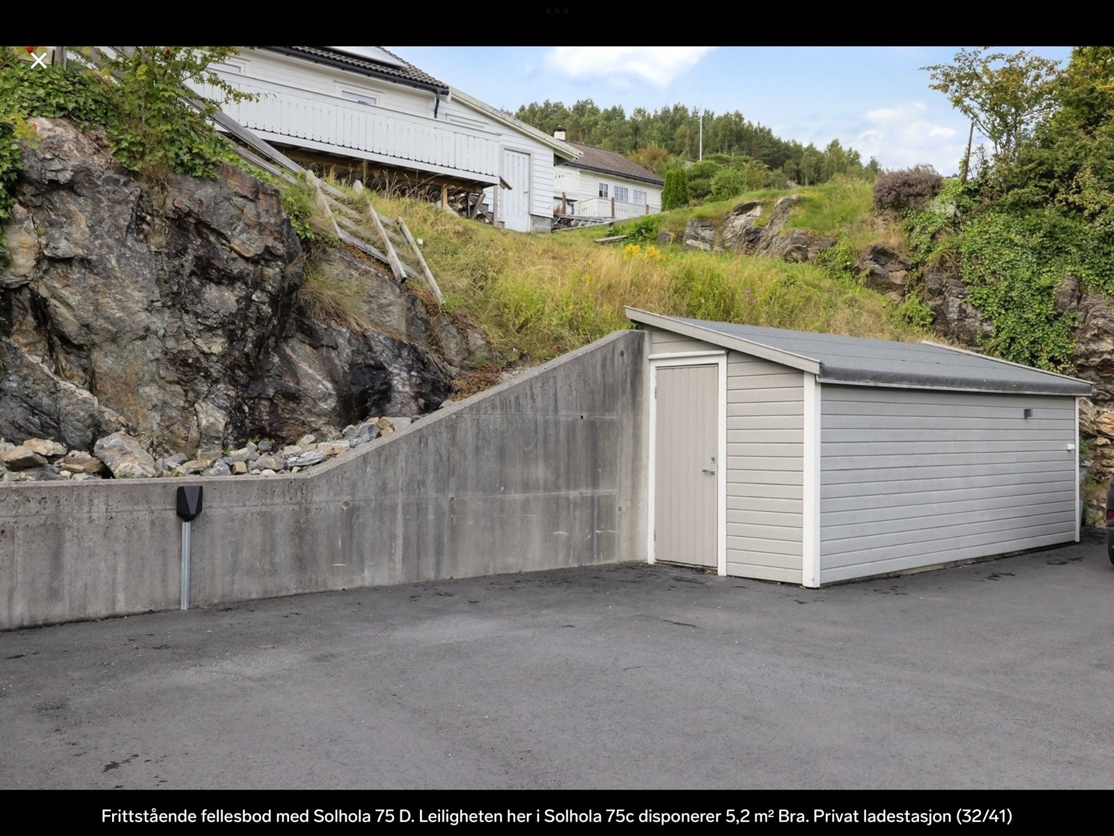 Parkering for to biler og el lader Galleribilde