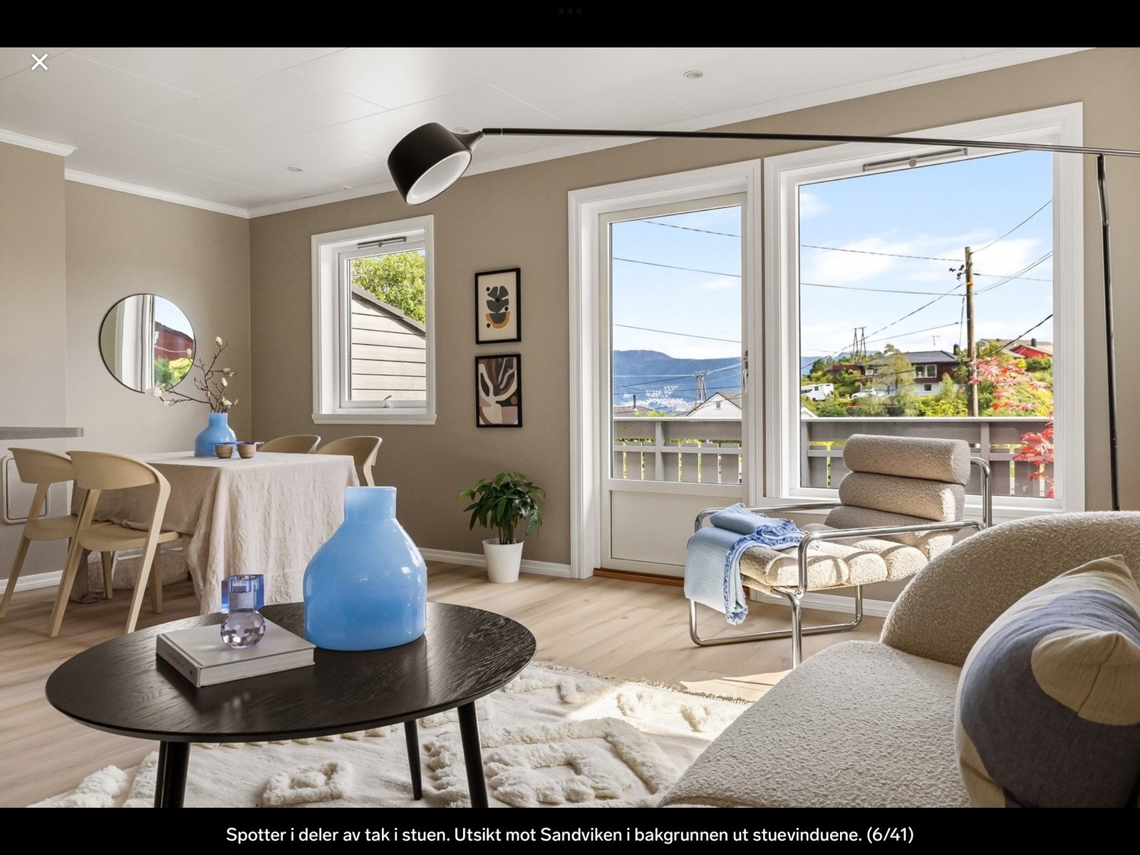 Romslig stue med altan Galleribilde