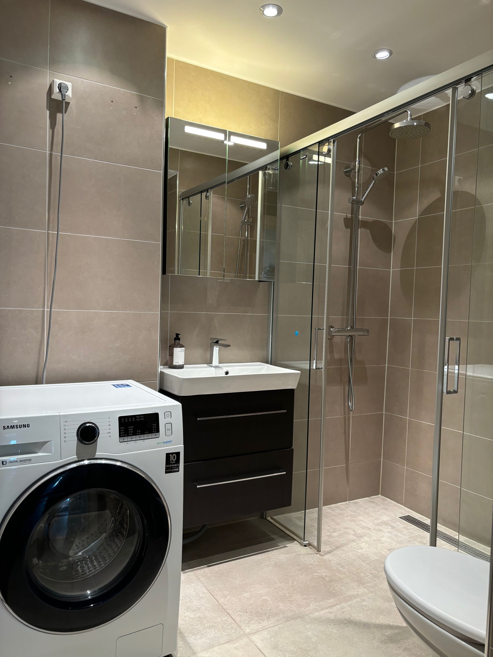 Stort og hyggelig bad med vaskemaskin/tørketrommel Galleribilde