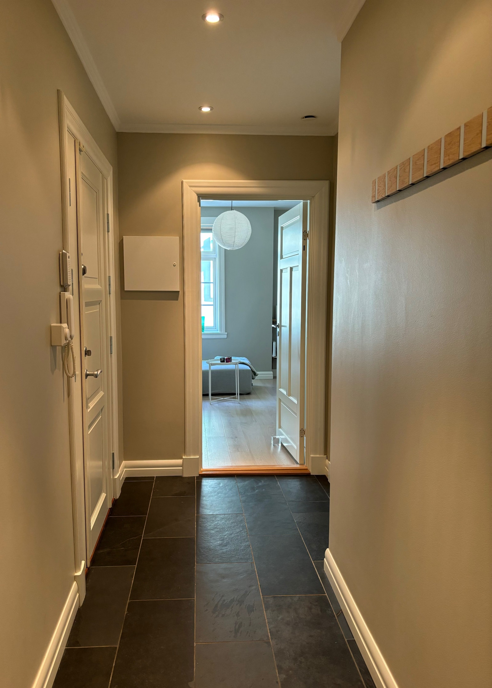 Romslig gang med god plass til klær og sko Galleribilde