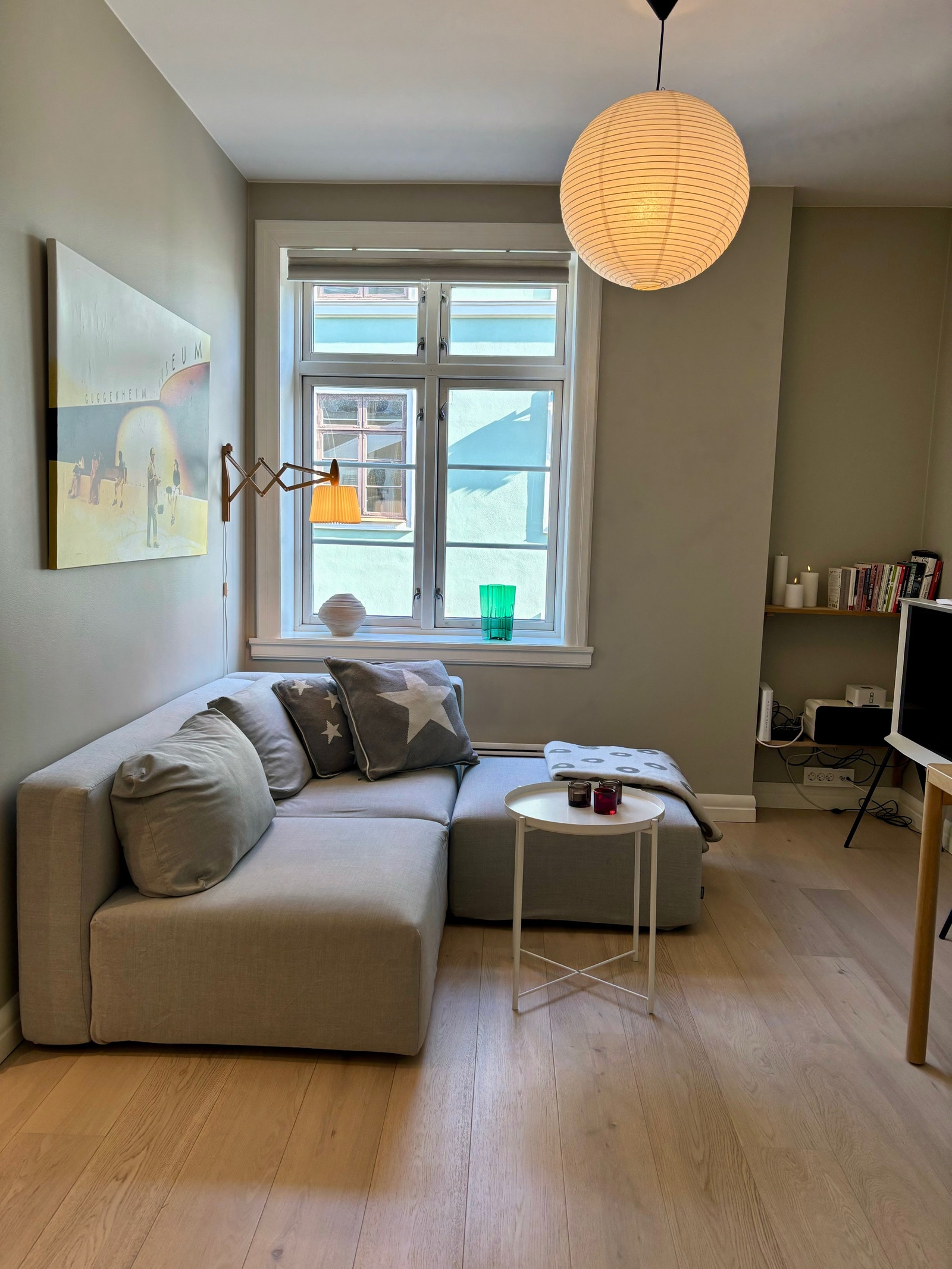 Vindu mot hyggelig bakhage. 43'' Samsung Serif TV. God sofakrok Galleribilde