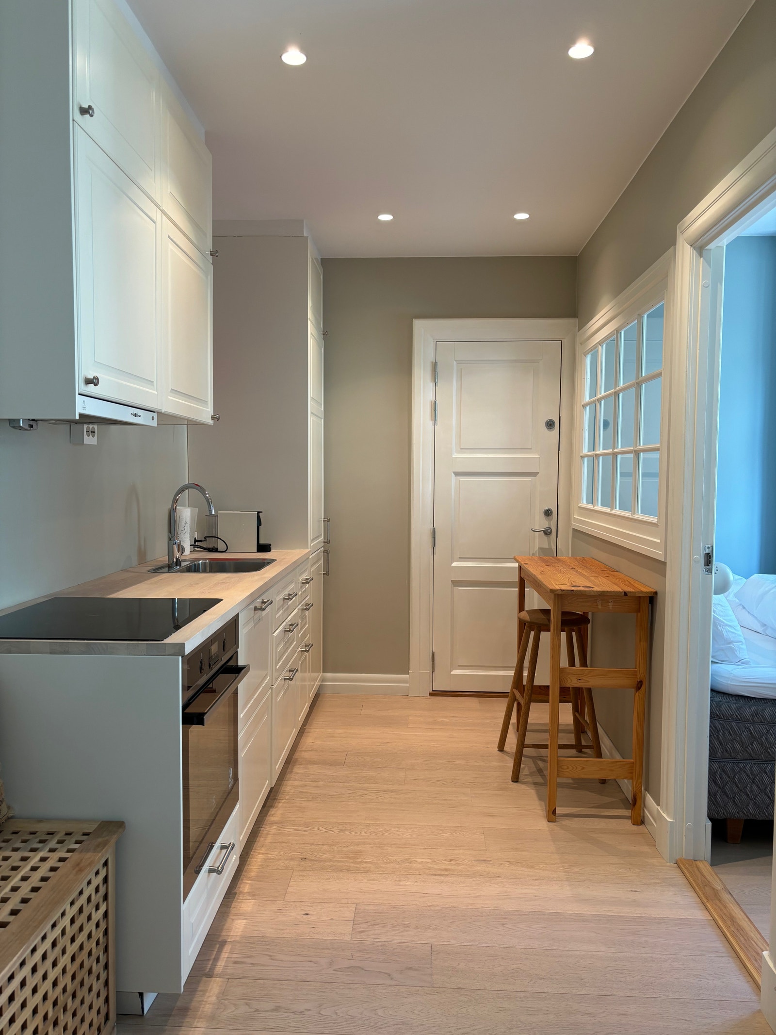 Komplett kjøkken med kjøl/frys, oppvaskmaskin, stekeovn, avtrekksvifte (ut) og kjøkkenutstyr Galleribilde