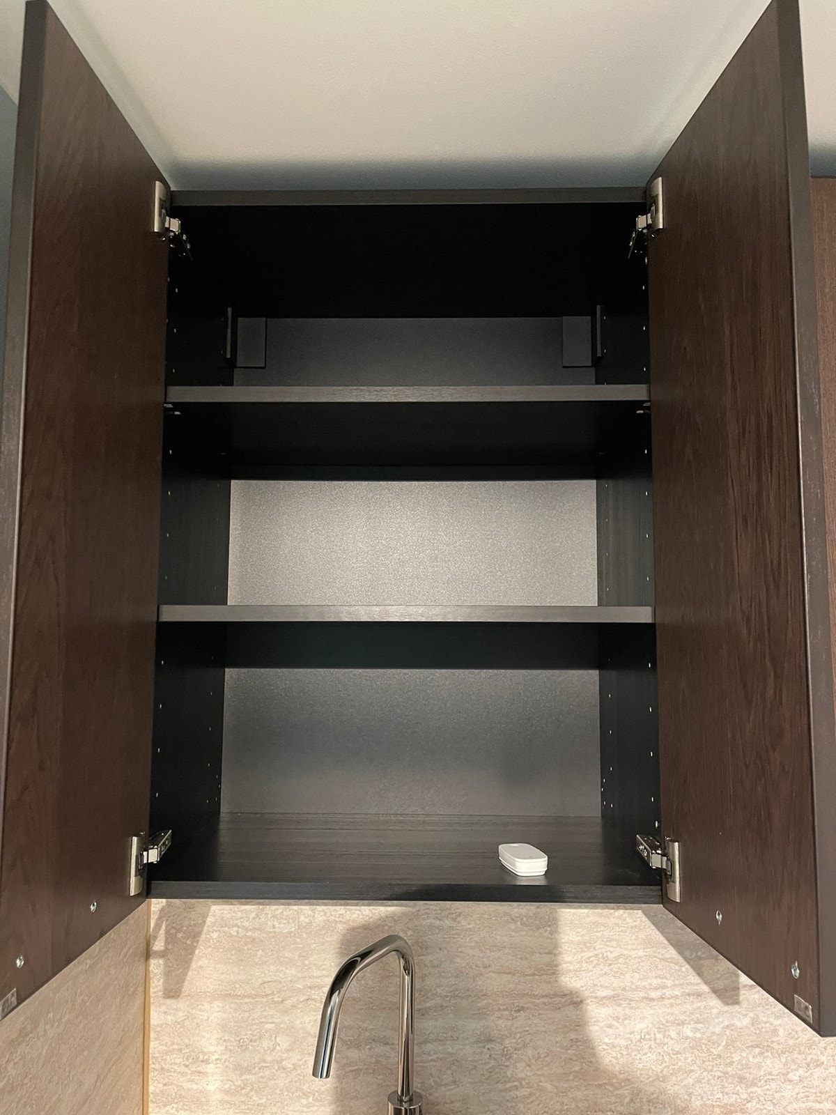 Hyller i overskap Galleribilde