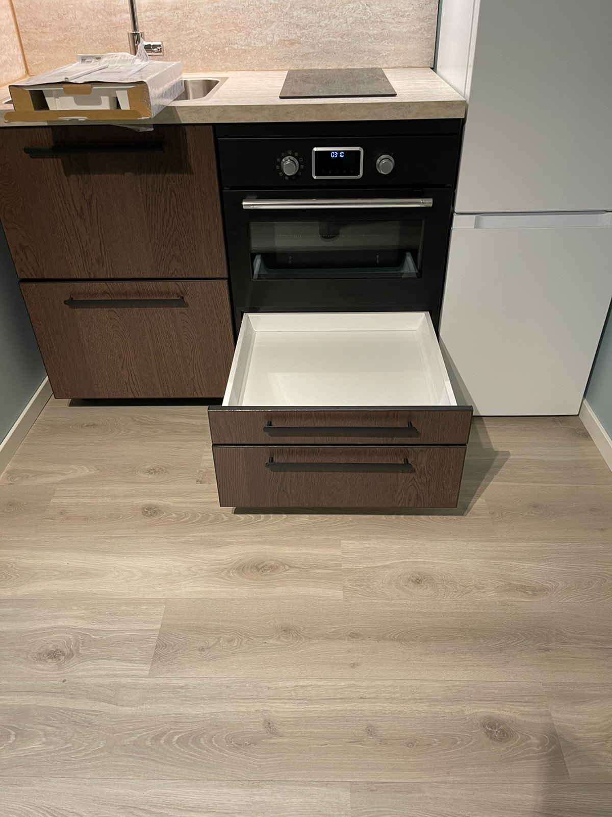 2 romslige skuffer under komfyr Galleribilde