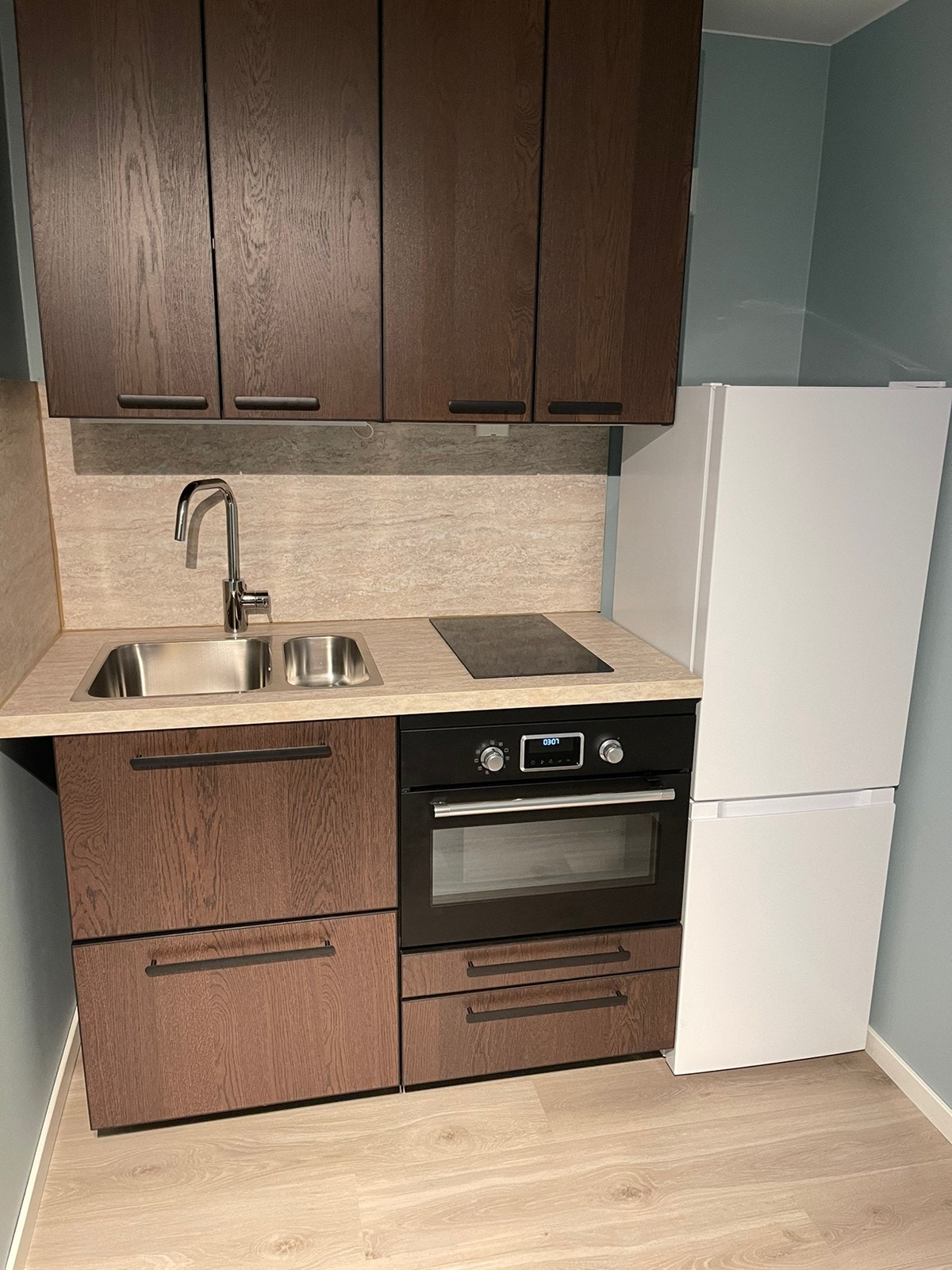 Delikat kjøkken med induksjonstopp, micro og stekovn Galleribilde