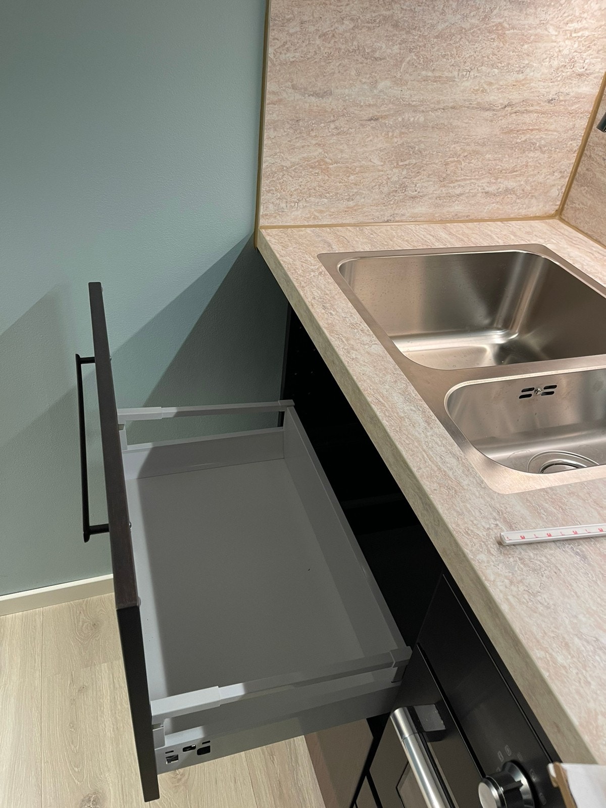 Store praktiske kjøkkenskuffer Galleribilde