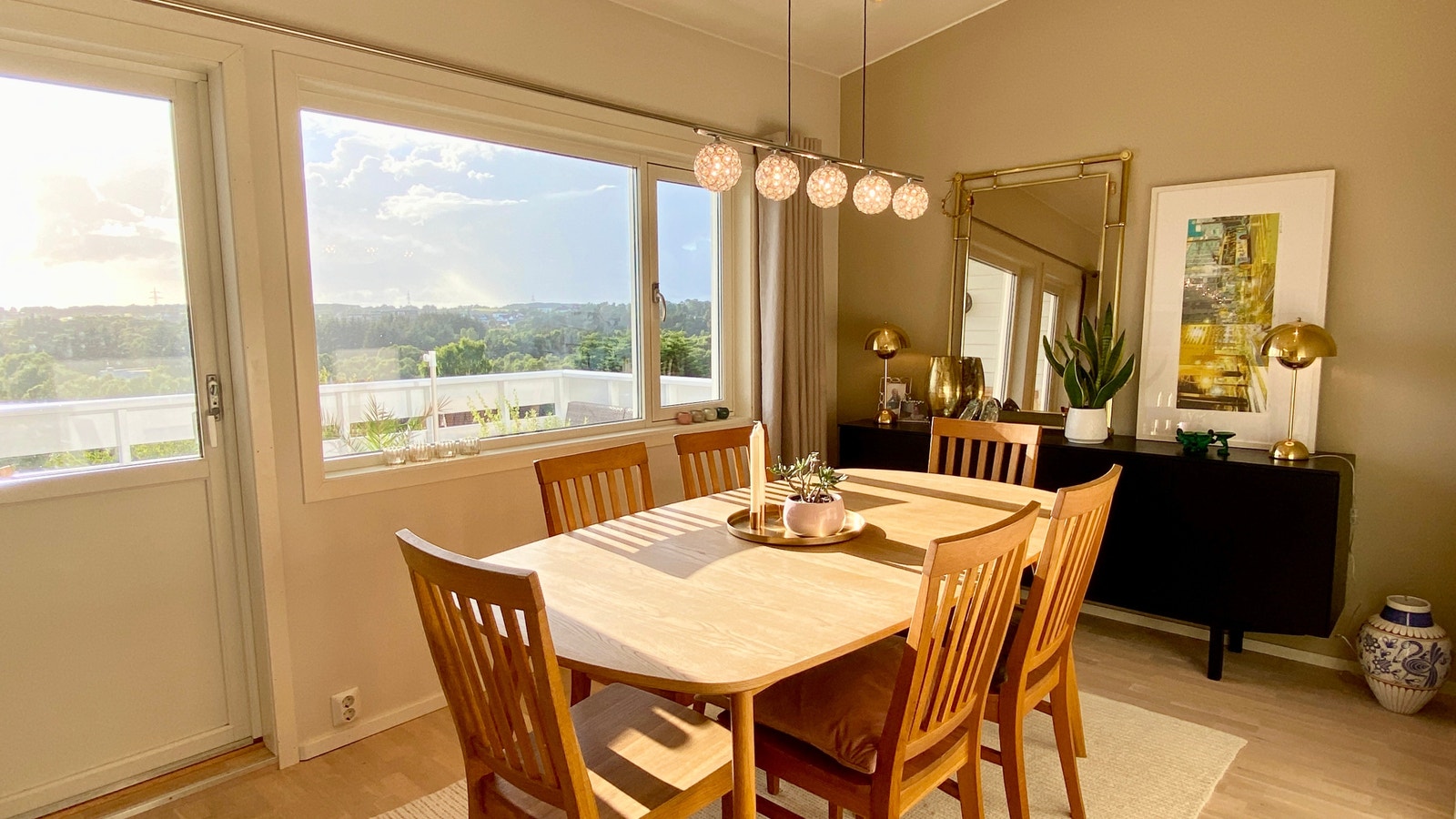 Spisestue med utgang til balkong Galleribilde