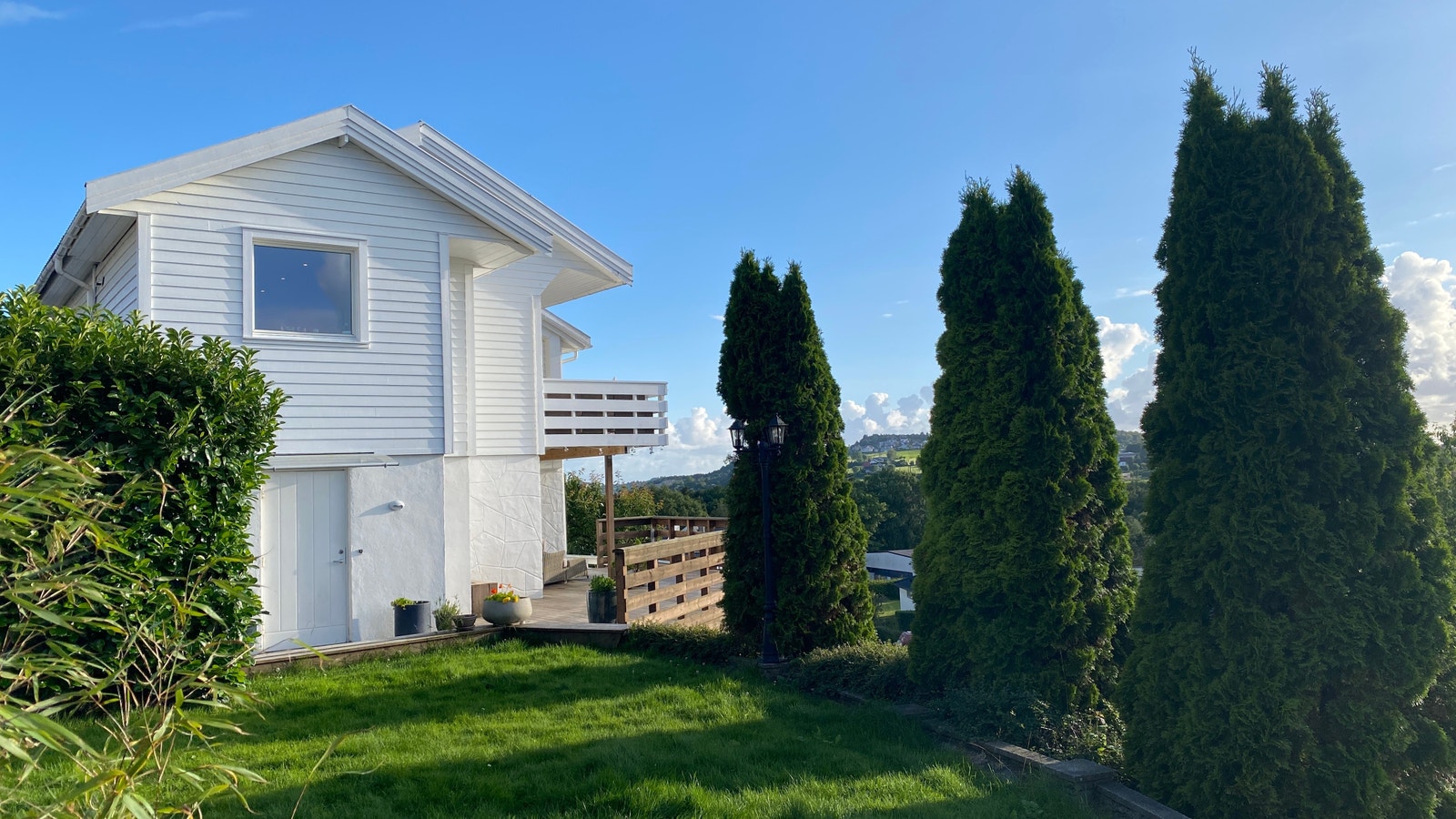 Hage, inngang og terrasse Galleribilde